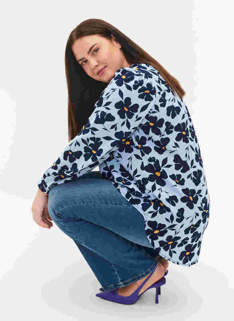 	 Langärmelige Bluse mit V-Ausschnitt, Flower AOP, Model image number 2