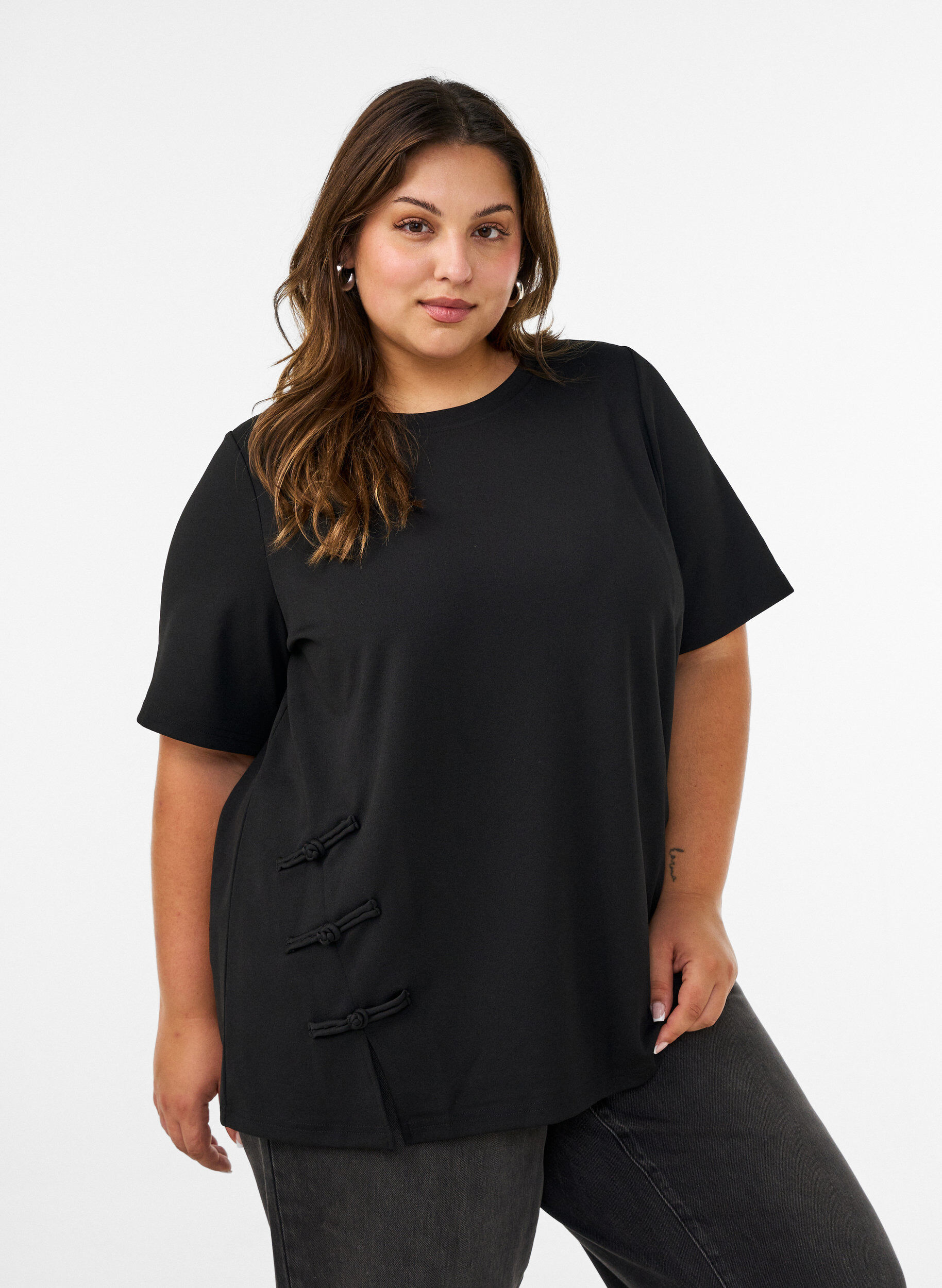 T-Shirt mit Schlitzen und dekorativen Knotenverschl&uuml;ssen, Schwarz, Model