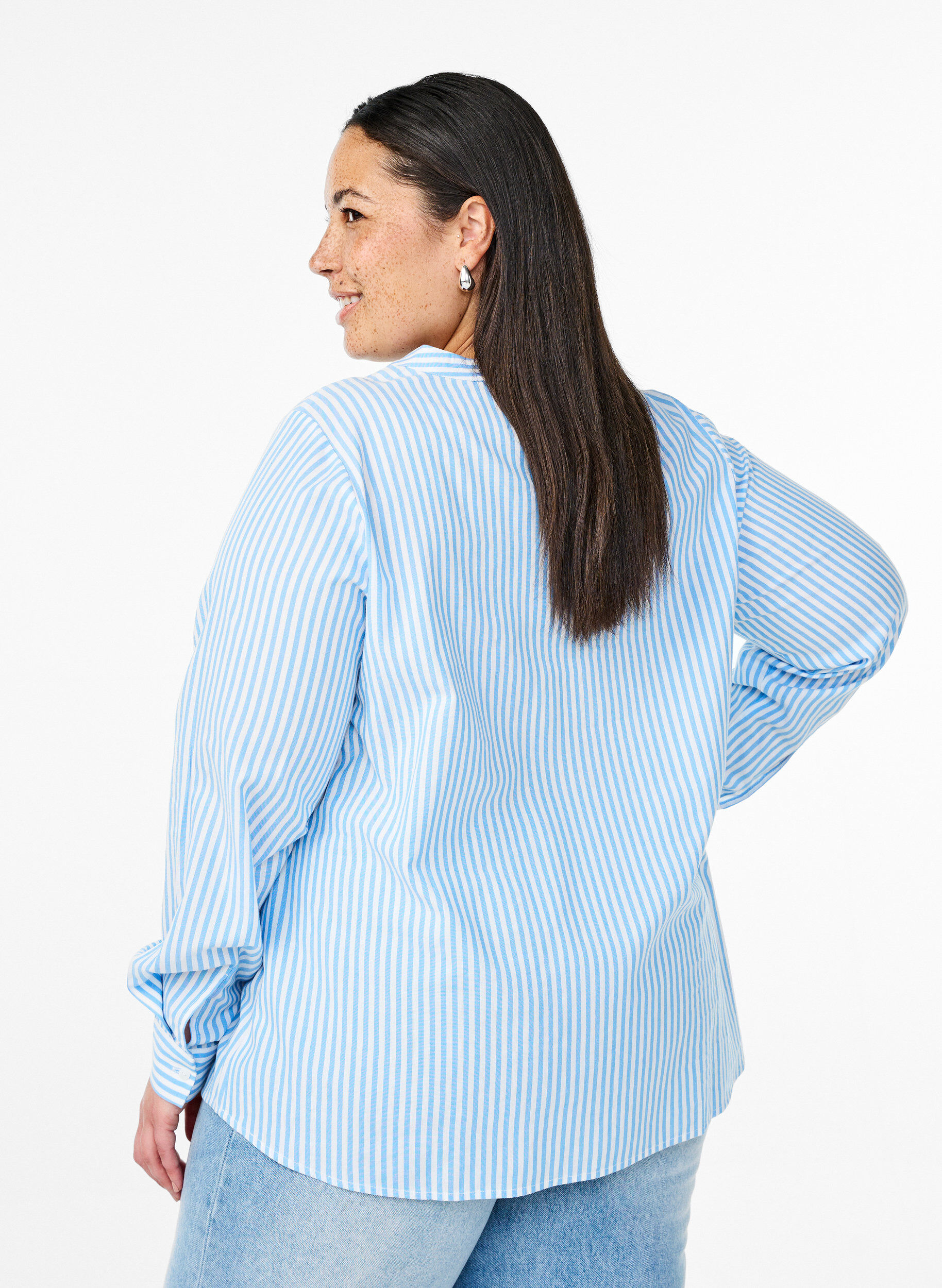 Zizzi Gestreifte Bluse mit Bindedetail, Blau, Model image number 2