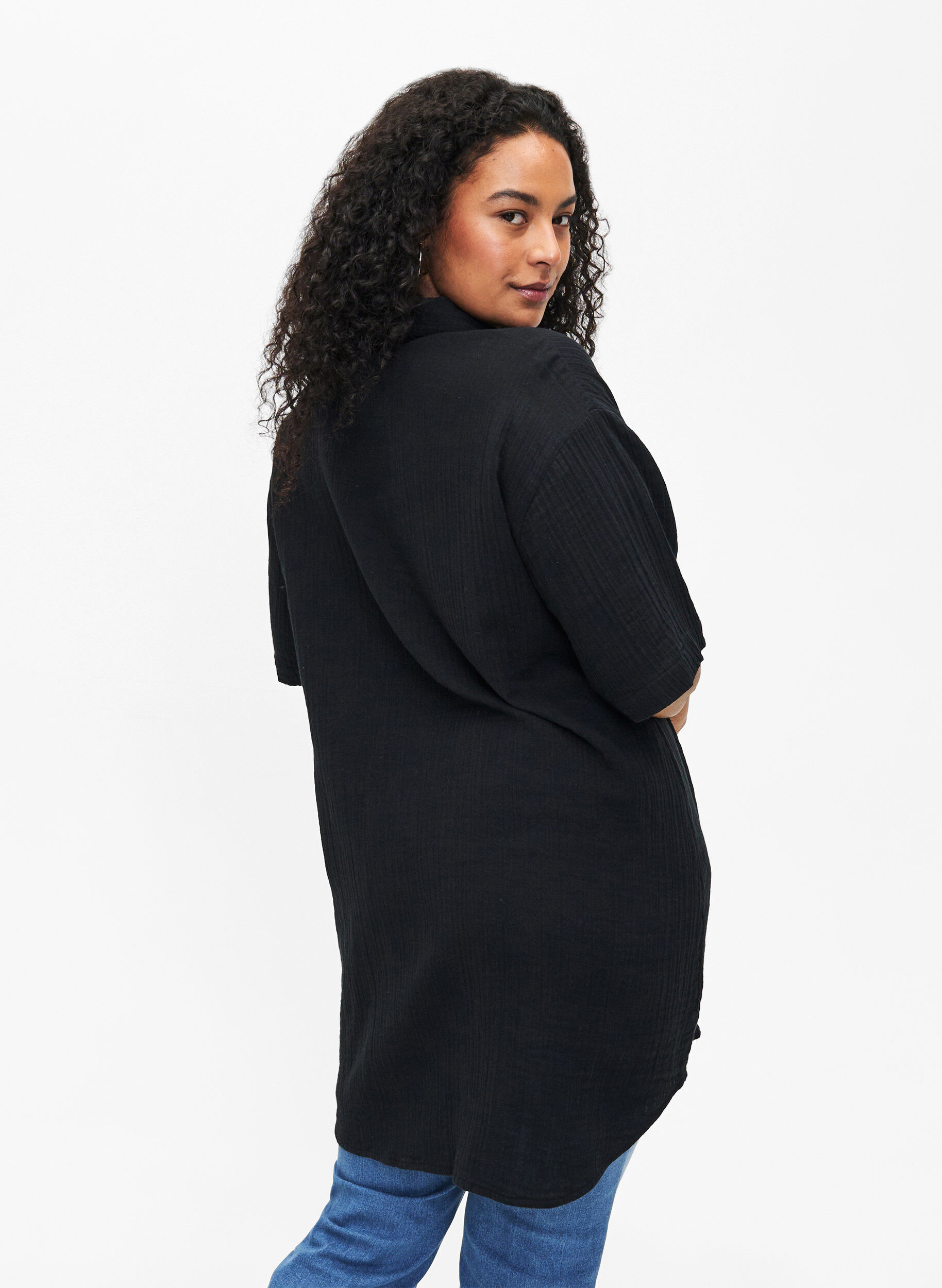 Zizzi Kurz&auml;rmliges T-Shirt mit Kn&ouml;pfen, Black, Model image number 1