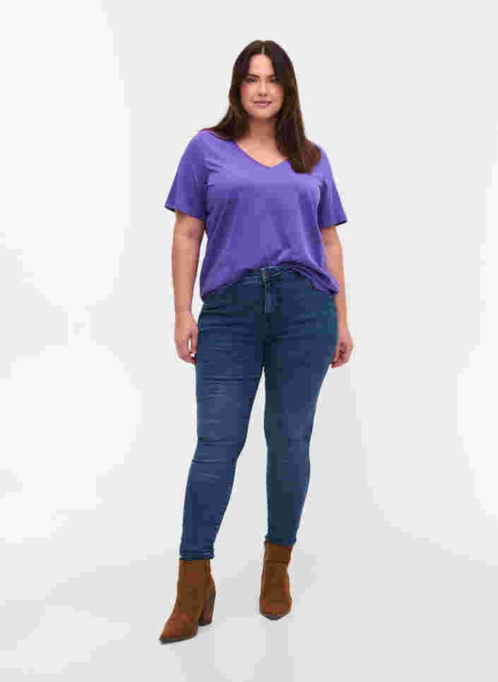 T-Shirt aus Bio-Baumwolle mit V-Ausschnitt, Ultra Violet, Model image number 2