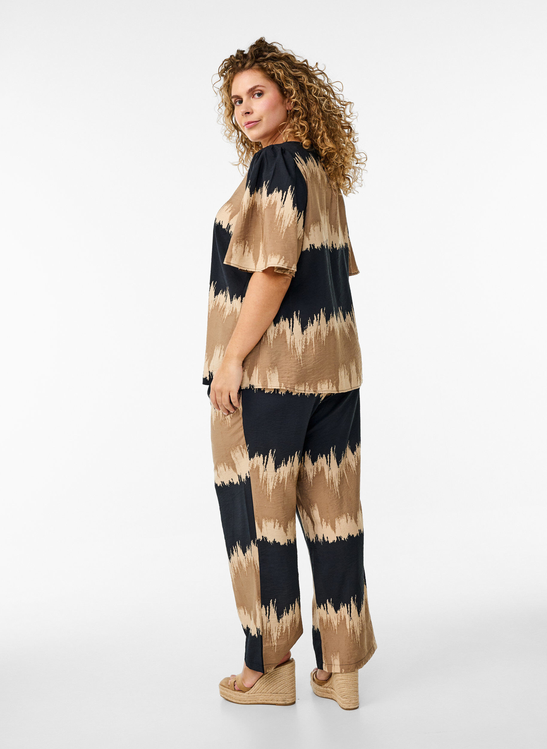 Zizzi Lockere Hose mit Grafikdruck, Schwarz, Model image number 1