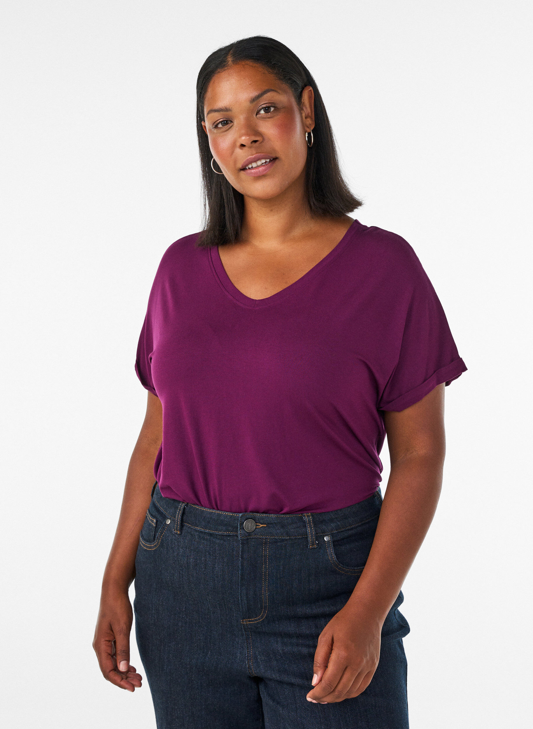 Basic T-Shirt aus Viskose mit V-Ausschnitt, Lila, Model