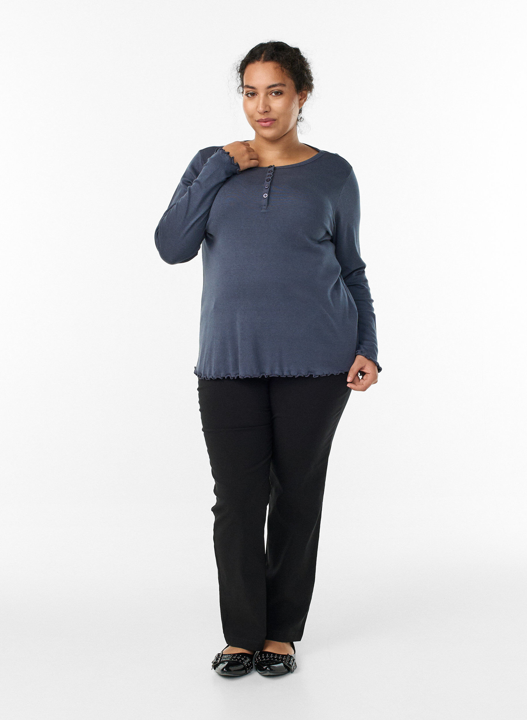 Zizzi Jerseybluse mit Kn&ouml;pfen und welligen Kanten, Grau, Model image number 1