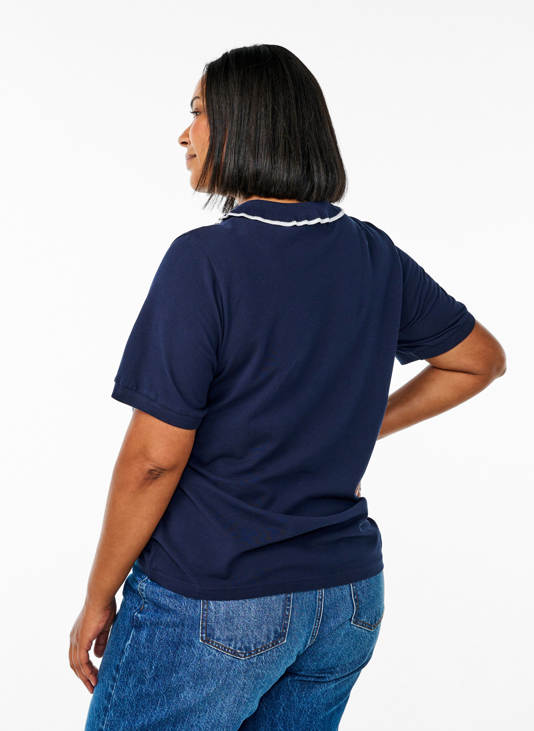 Zizzi Poloshirt mit Strasssteinen und R&uuml;schendetails, Blau, Model image number 2