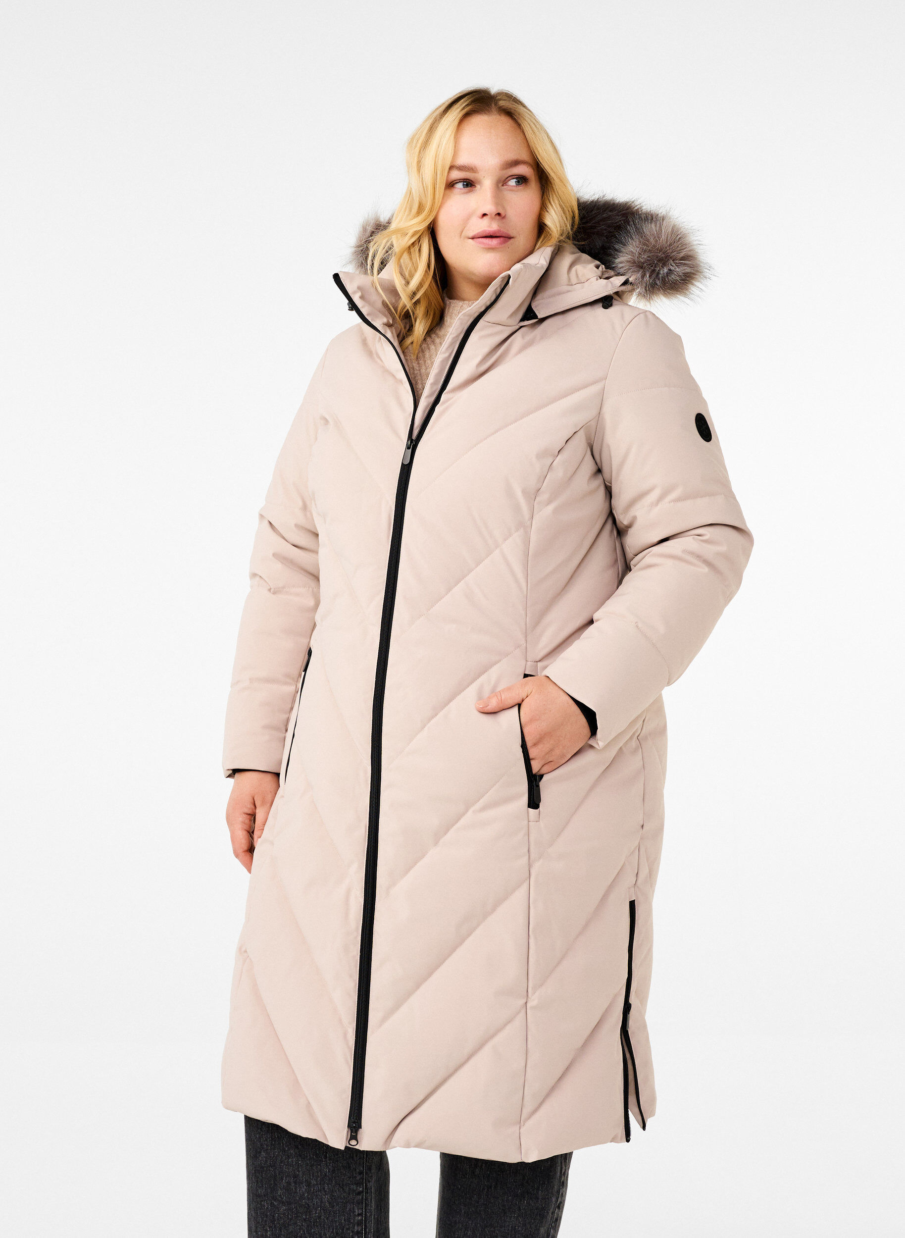 ZizziLanger Wintermantel mit Hakenverschl&uuml;ssen und Kunstfellkragen, Beige, Model image number 0