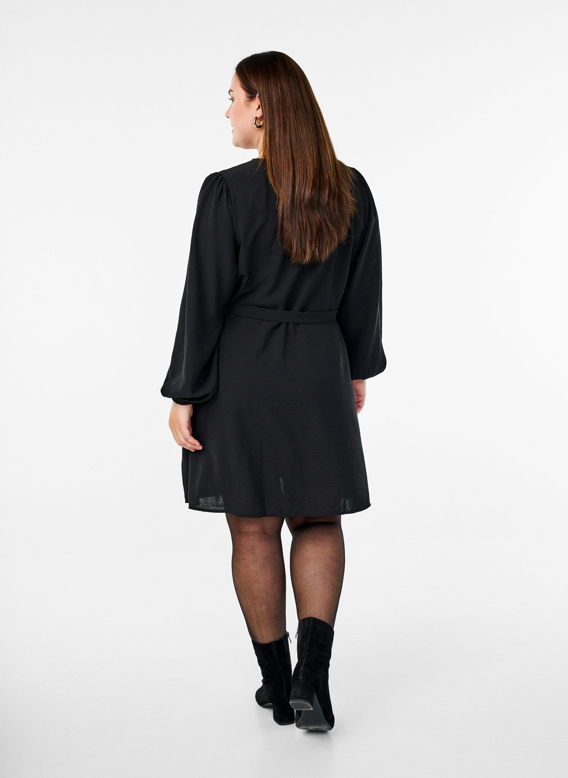 Zizzi Kurzes Wickelkleid mit Bindeg&uuml;rtel, Schwarz, Model image number 2