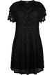 Kurzärmeliges Kleid aus Spitze mit breiten Rüschen, Black, Packshot image number 0