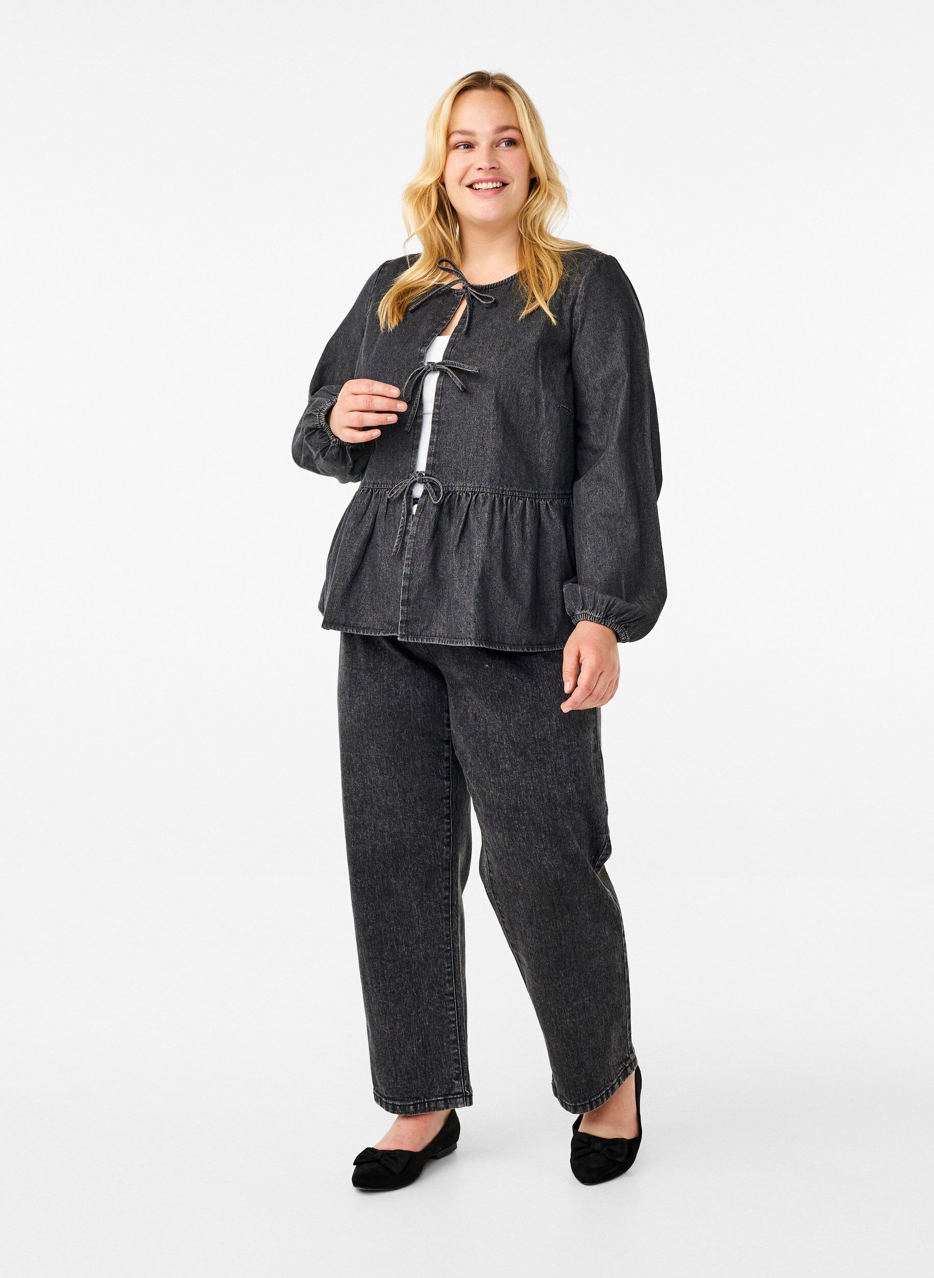 Zizzi Peplum-Bluse aus Denim mit Bindeverschluss, Grau, Model image number 1