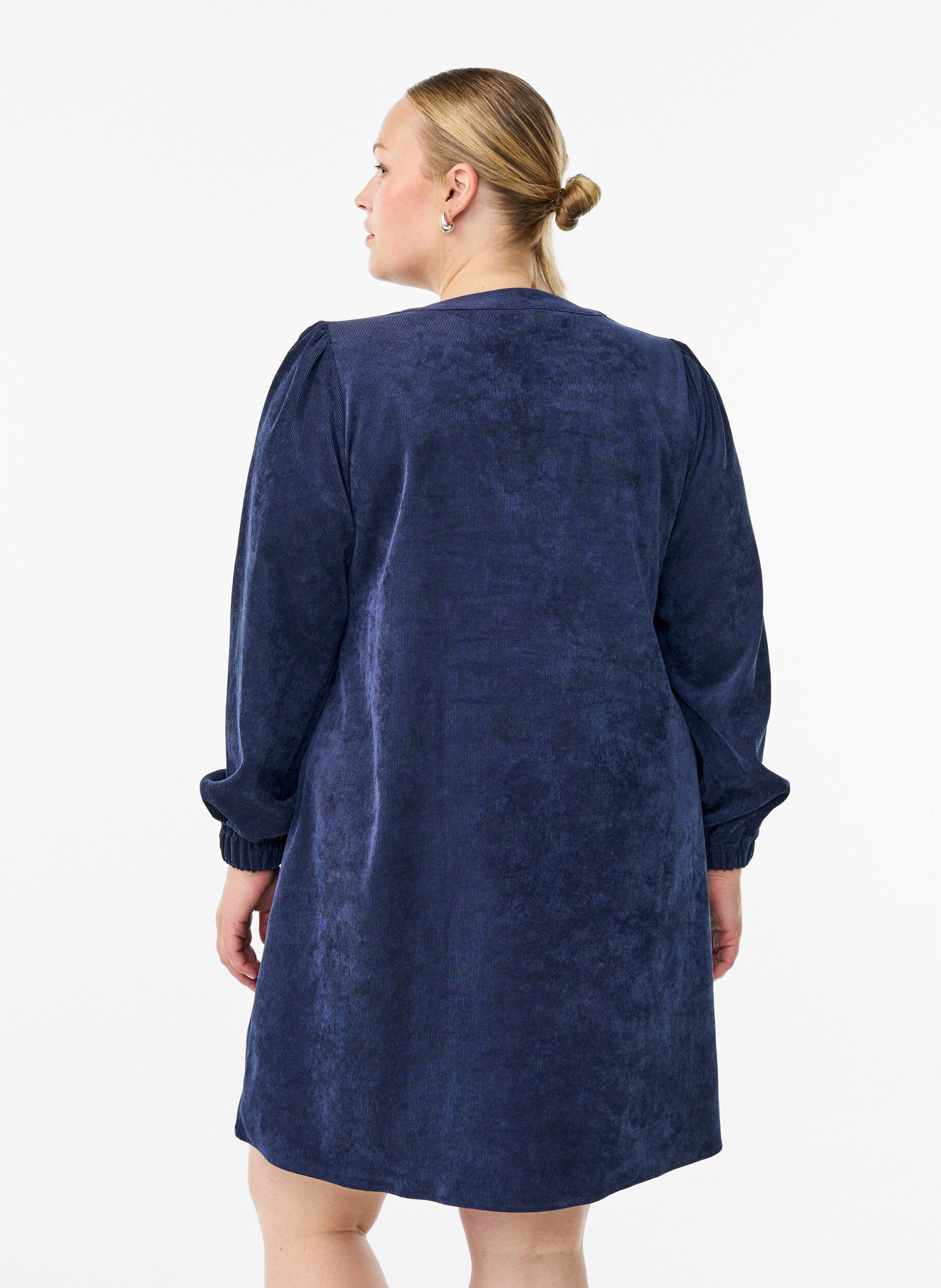 Zizzi Kurzes Samtkleid mit langen &Auml;rmeln, Blau, Model image number 2