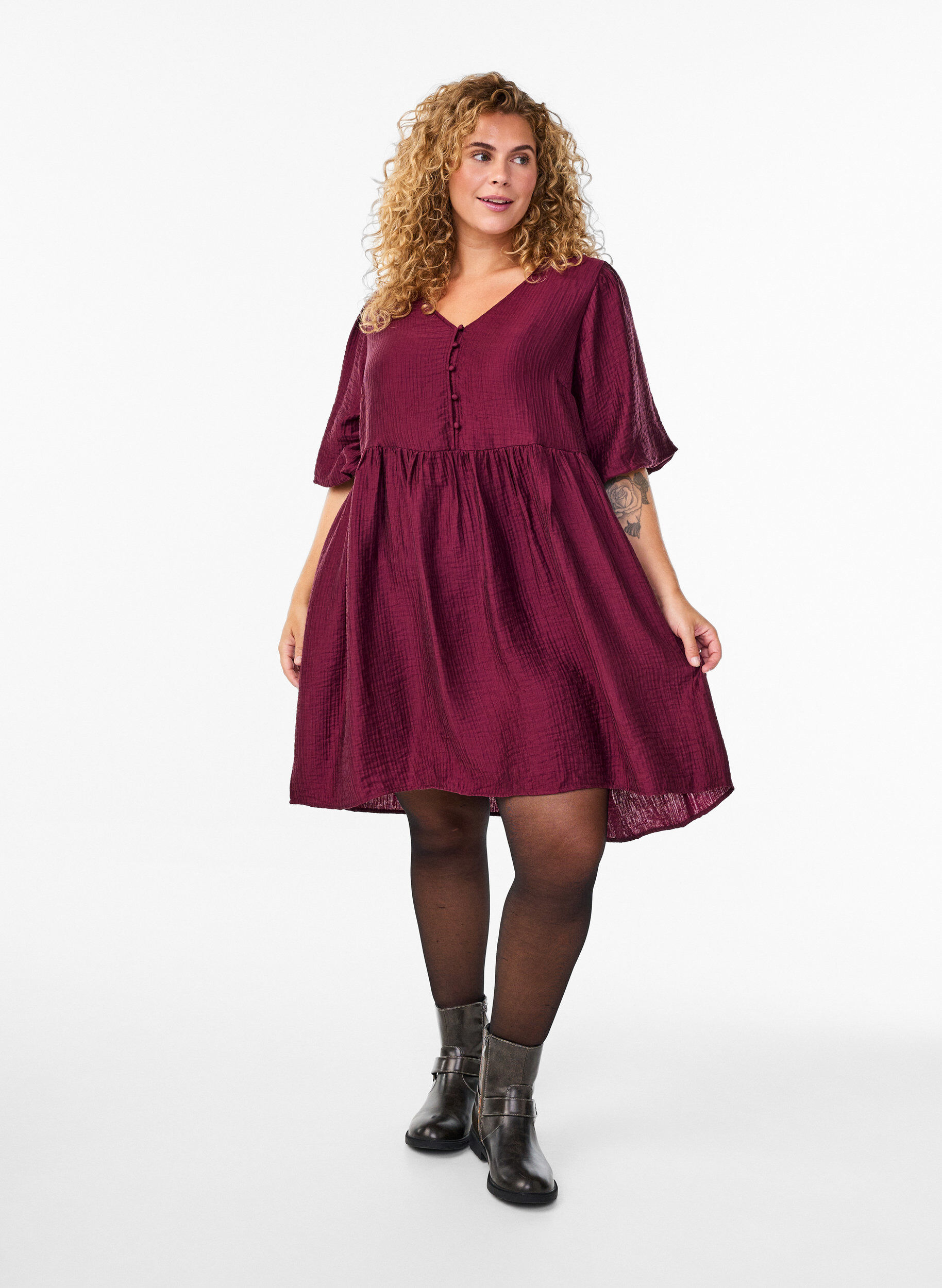 Zizzi Kurzes Kleid mit Struktur und kurzen Ballon&auml;rmeln, Rot, Model image number 1