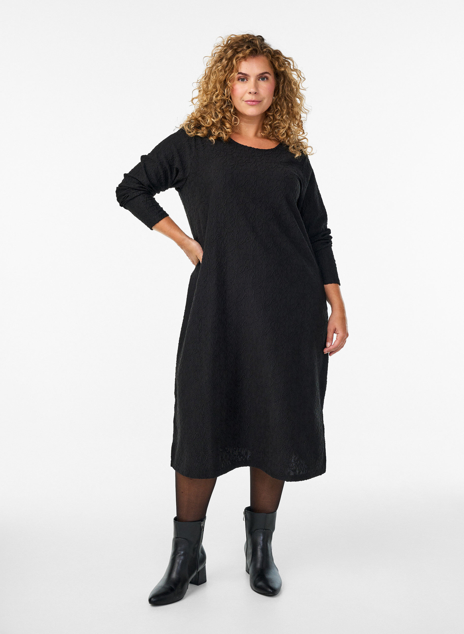 Zizzi Gebl&uuml;mtes, strukturiertes Kleid mit langen &Auml;rmeln, Schwarz, Model image number 0
