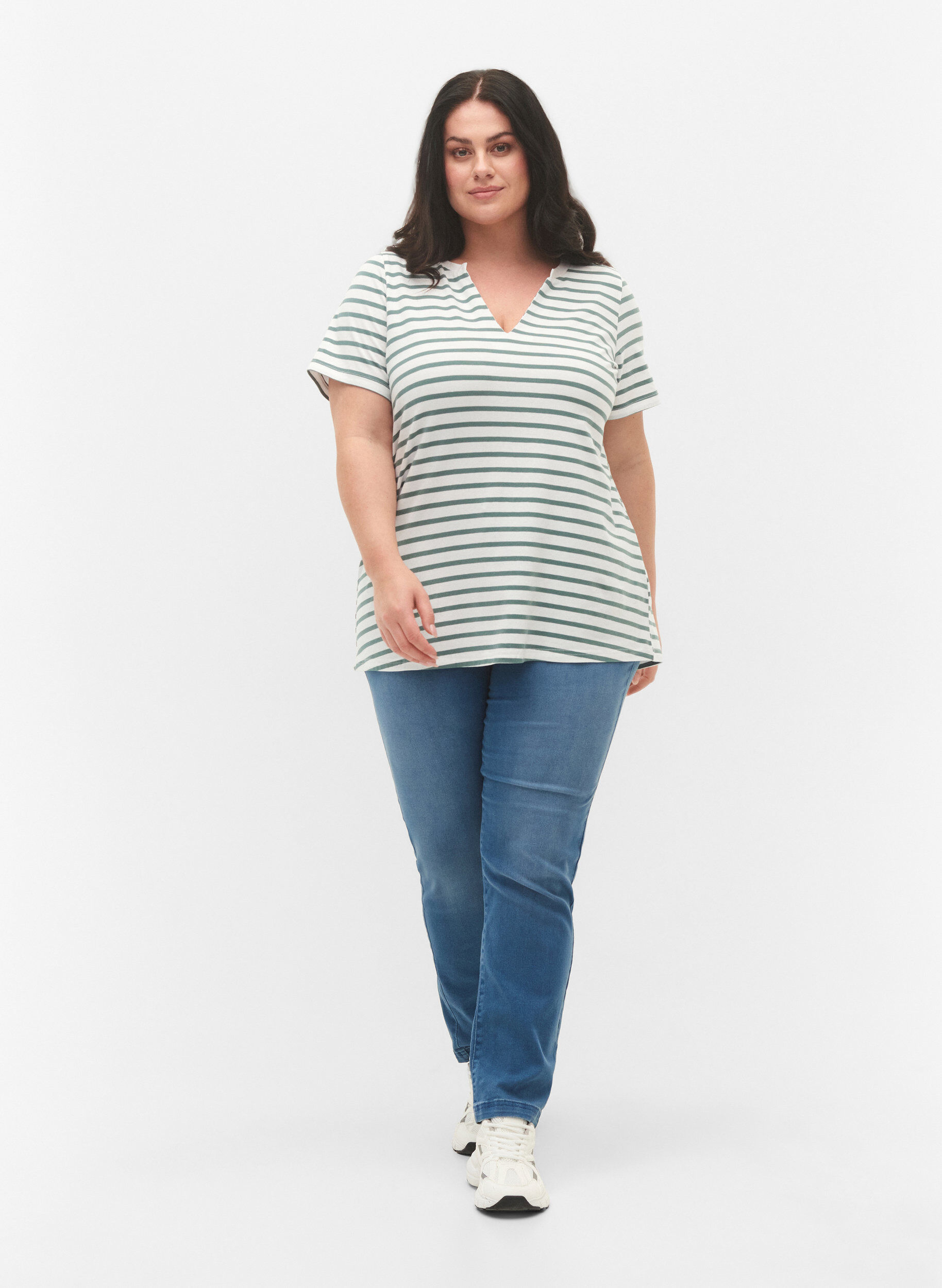 Zizzi Baumwoll-T-Shirt mit Streifen und V-Ausschnitt, B.White/SeaP.Stripes, Model image number 2
