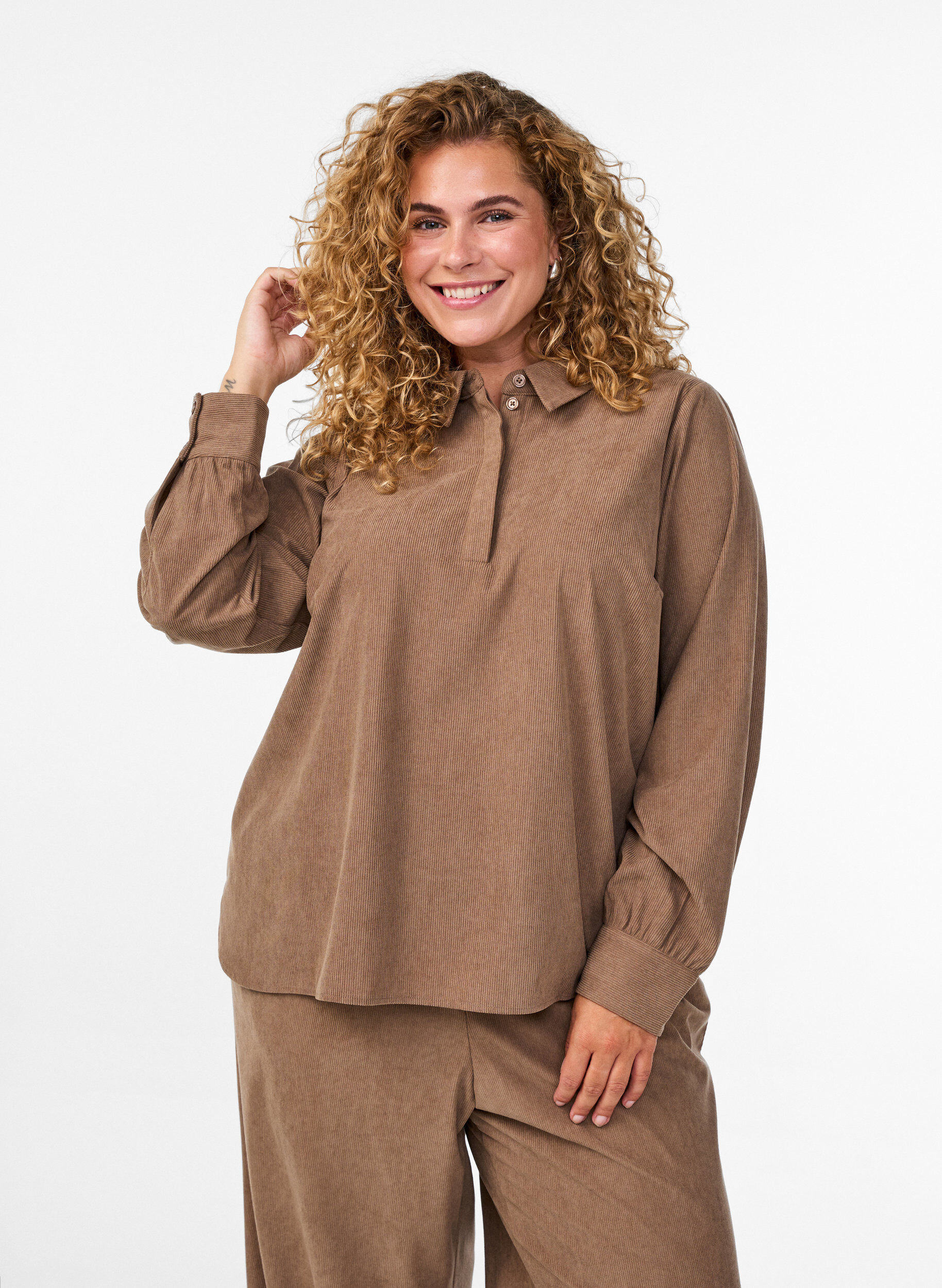 Lang&auml;rmlige Bluse aus Cord, Braun, Model