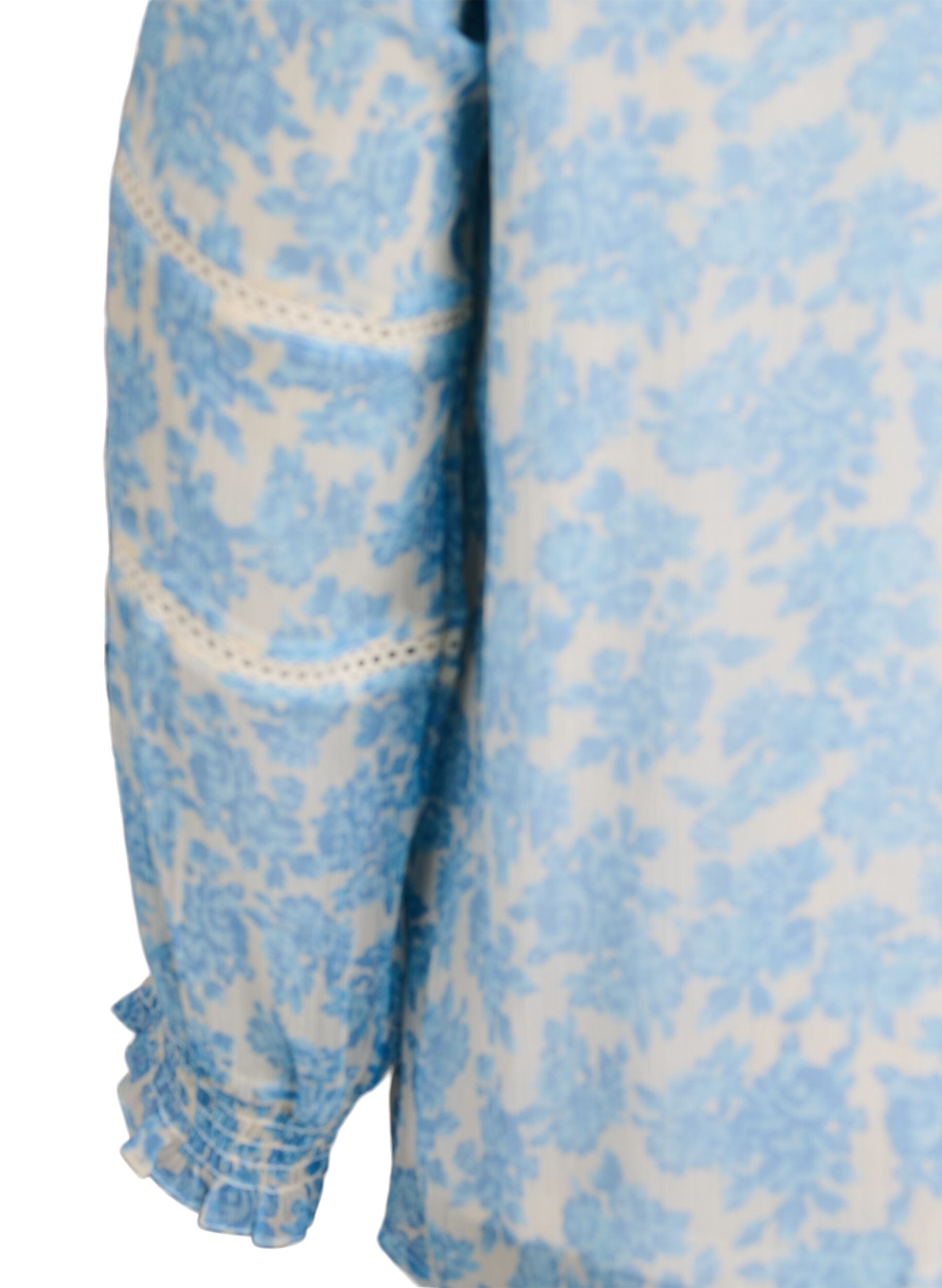 Zizzi Chiffonbluse mit Blumenprint und H&auml;kelborte, Blau, Packshot image number 3