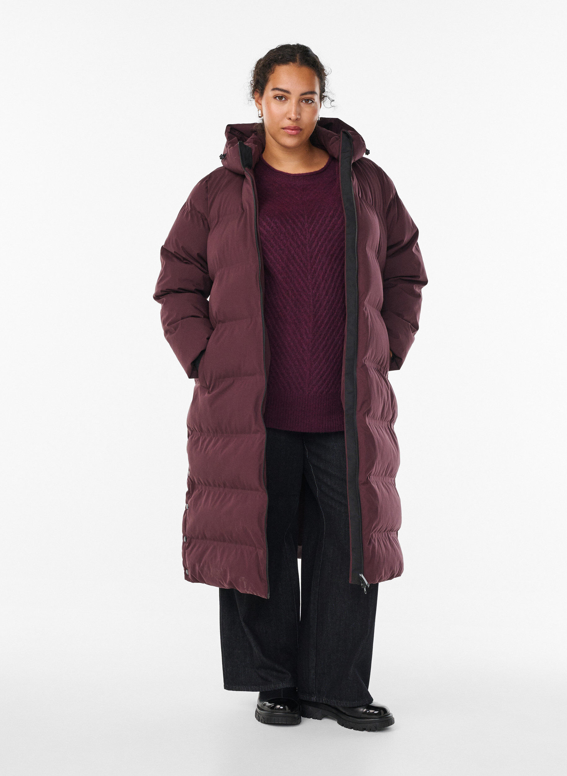Langer Winter-Steppmantel mit Kapuze, Dunkles Bordeaux, Model