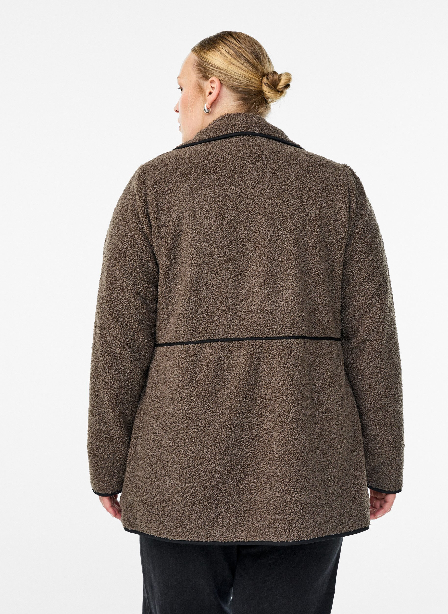 Zizzi Weiche Teddyjacke mit Kontrastdetails, Braun, Model image number 2