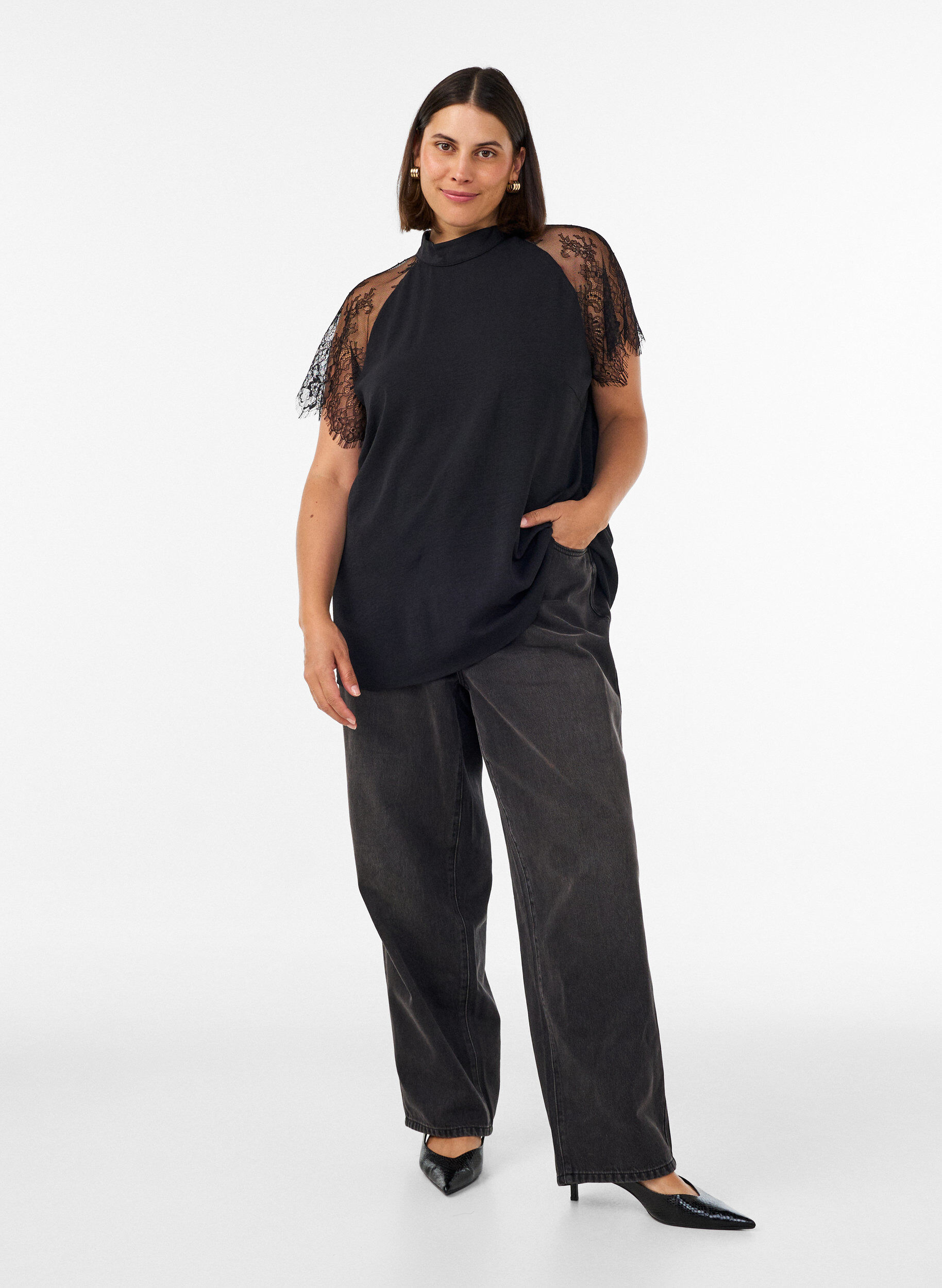 ZizziBluse mit kurzen &Auml;rmeln aus Spitze und hohem Kragen, Schwarz, Model image number 1