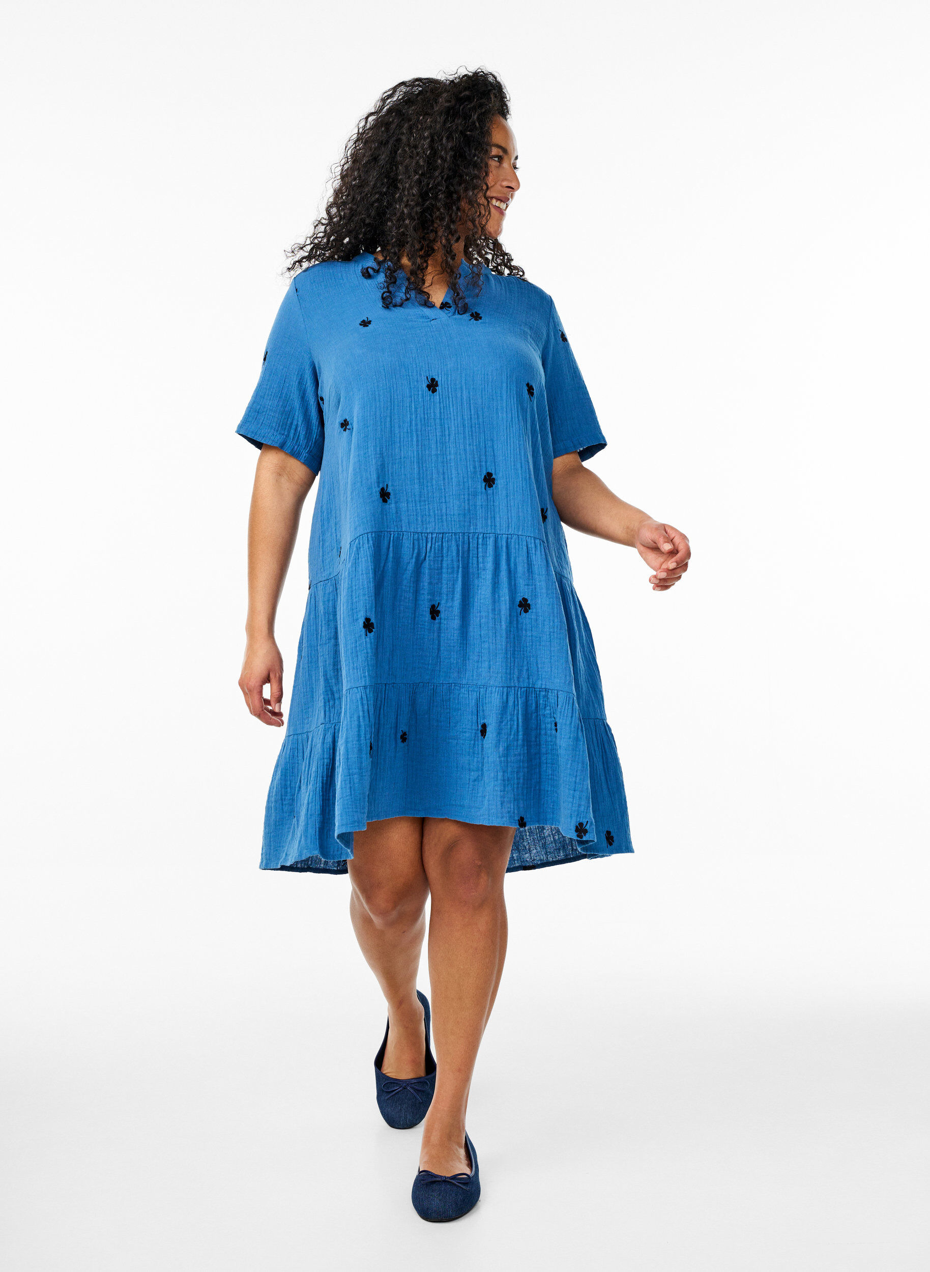 Zizzi Kleines Kleid aus Baumwollmusselin mit gestickten Blumen, Blau, Model image number 1
