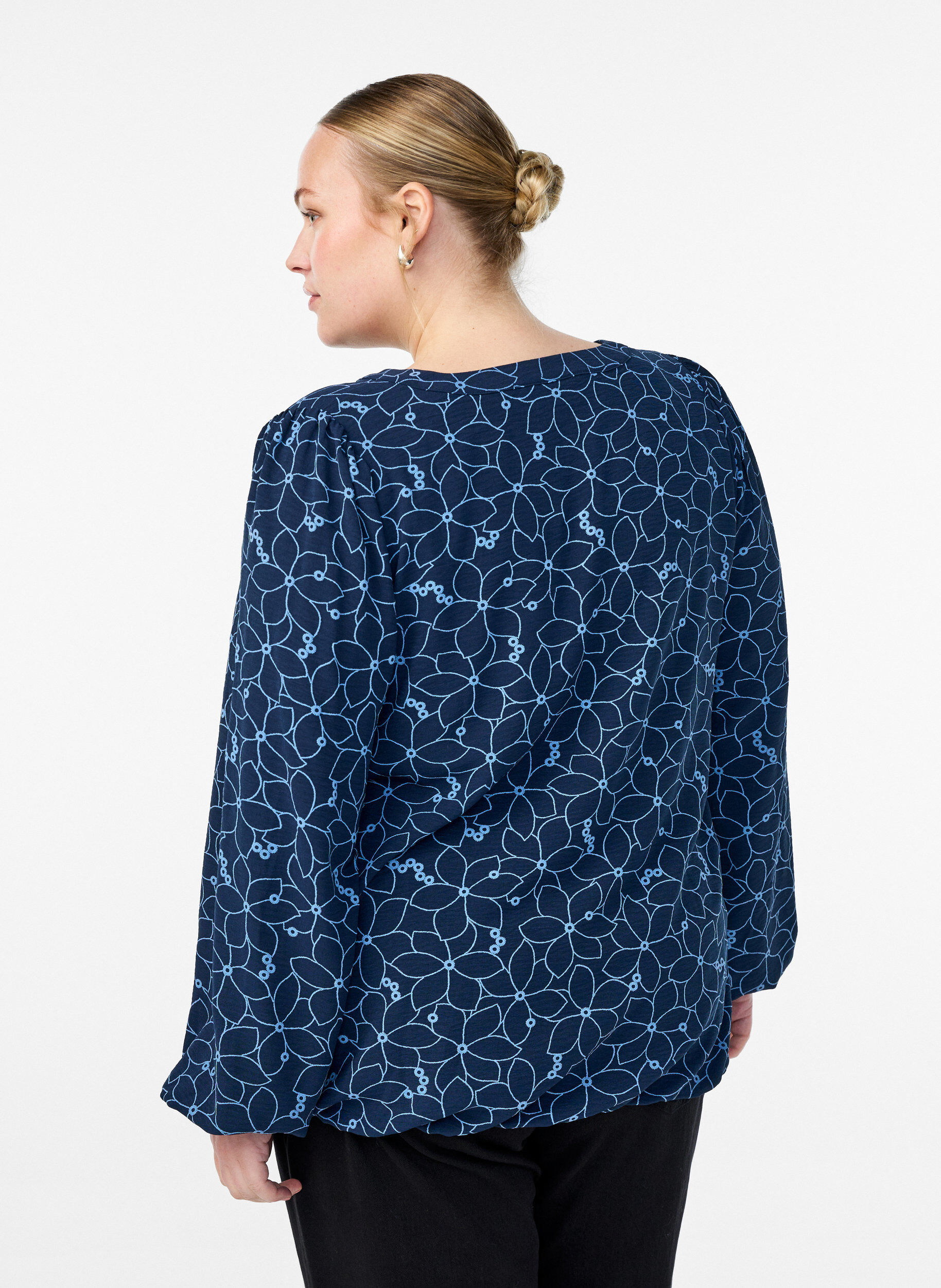 Zizzi Lang&auml;rmelige Bluse mit Blumenstickerei, Blau, Model image number 2