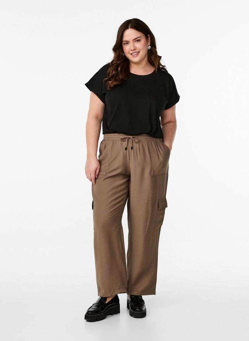 Kurz&auml;rmeliges T-Shirt aus einer Baumwollmischung, Schwarz, Model image number 1