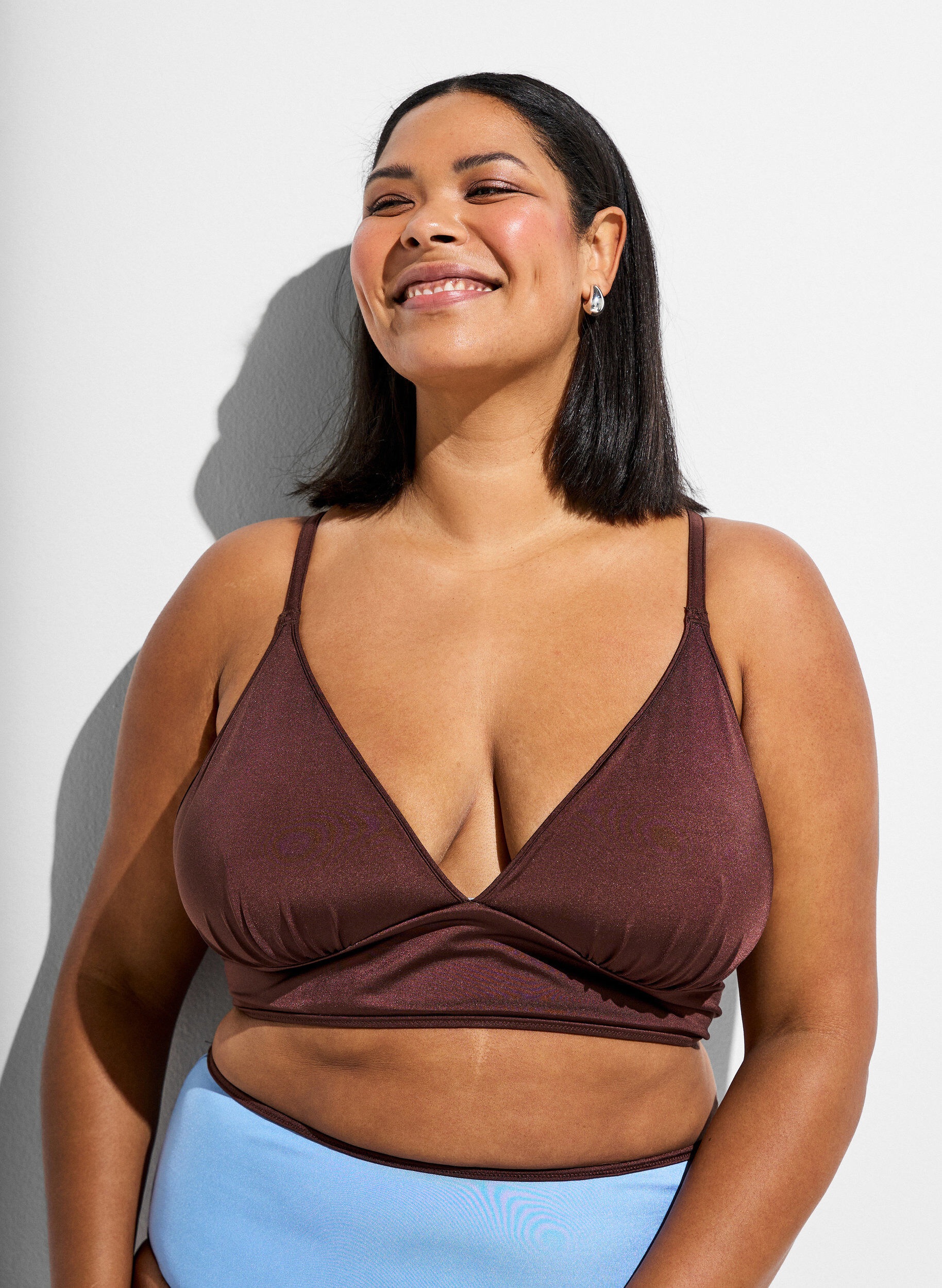 Wende-Bikini-Top mit V-Ausschnitt und Kreuztr&auml;gern, Braun, Model