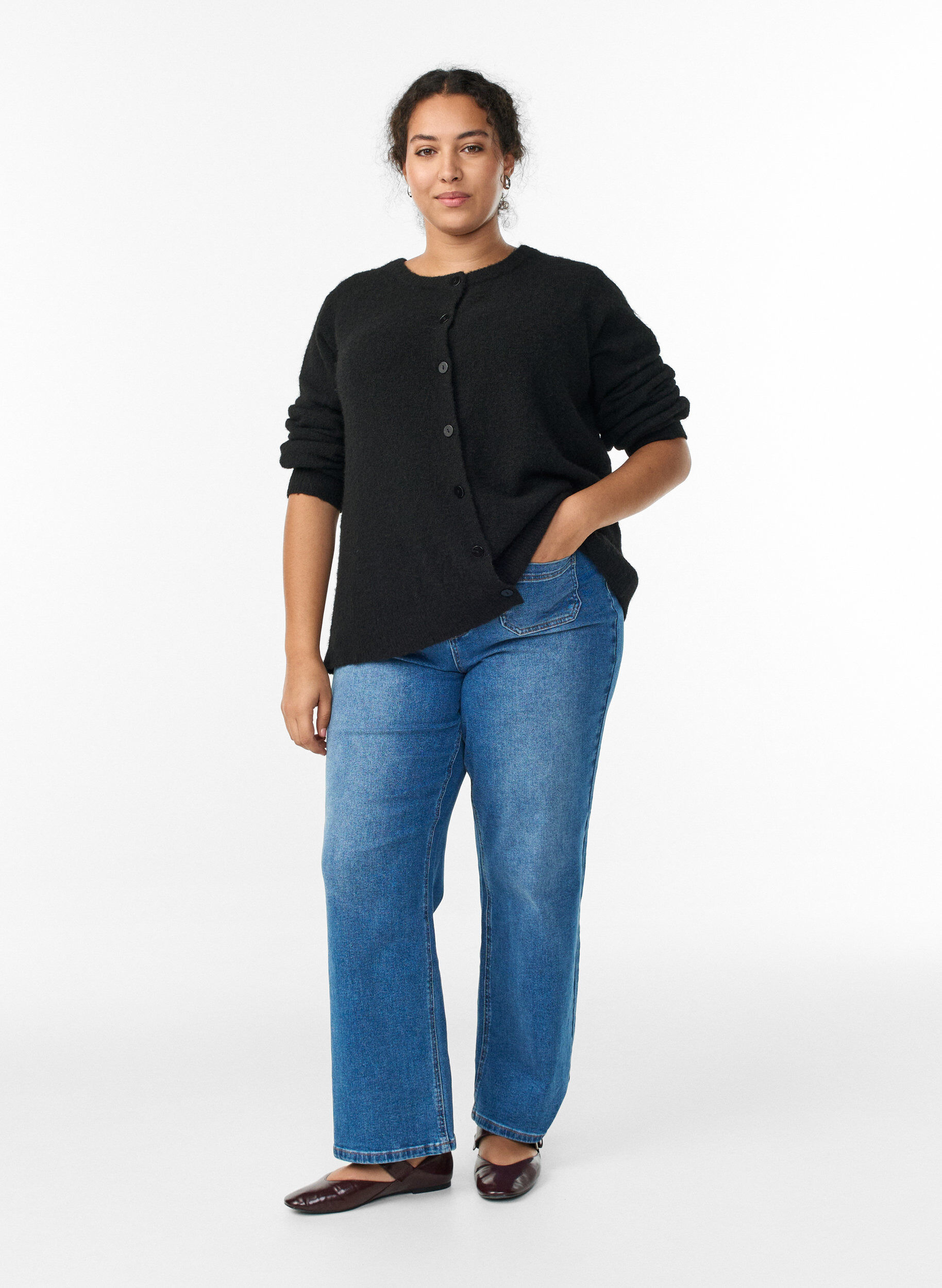 Zizzi Strickjacke aus Wolle mit Kn&ouml;pfen, Schwarz, Model image number 1