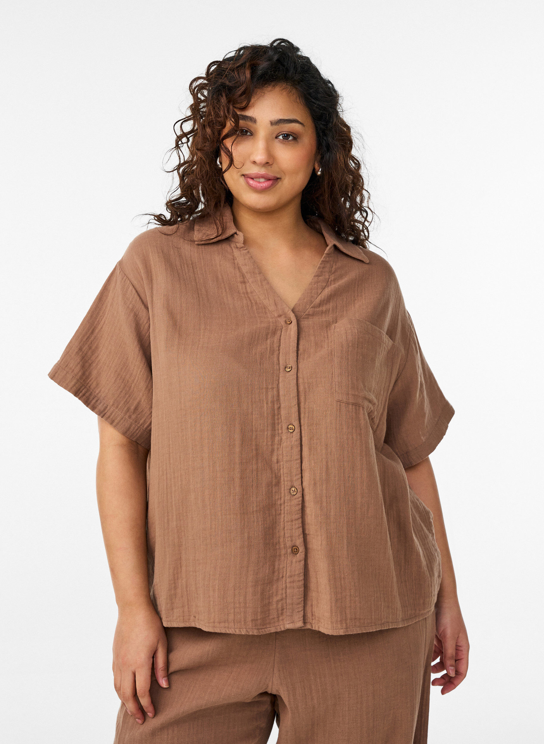 Zizzi Bluse aus Baumwoll-Musselin mit kurzen &Auml;rmeln, Braun, Model image number 0