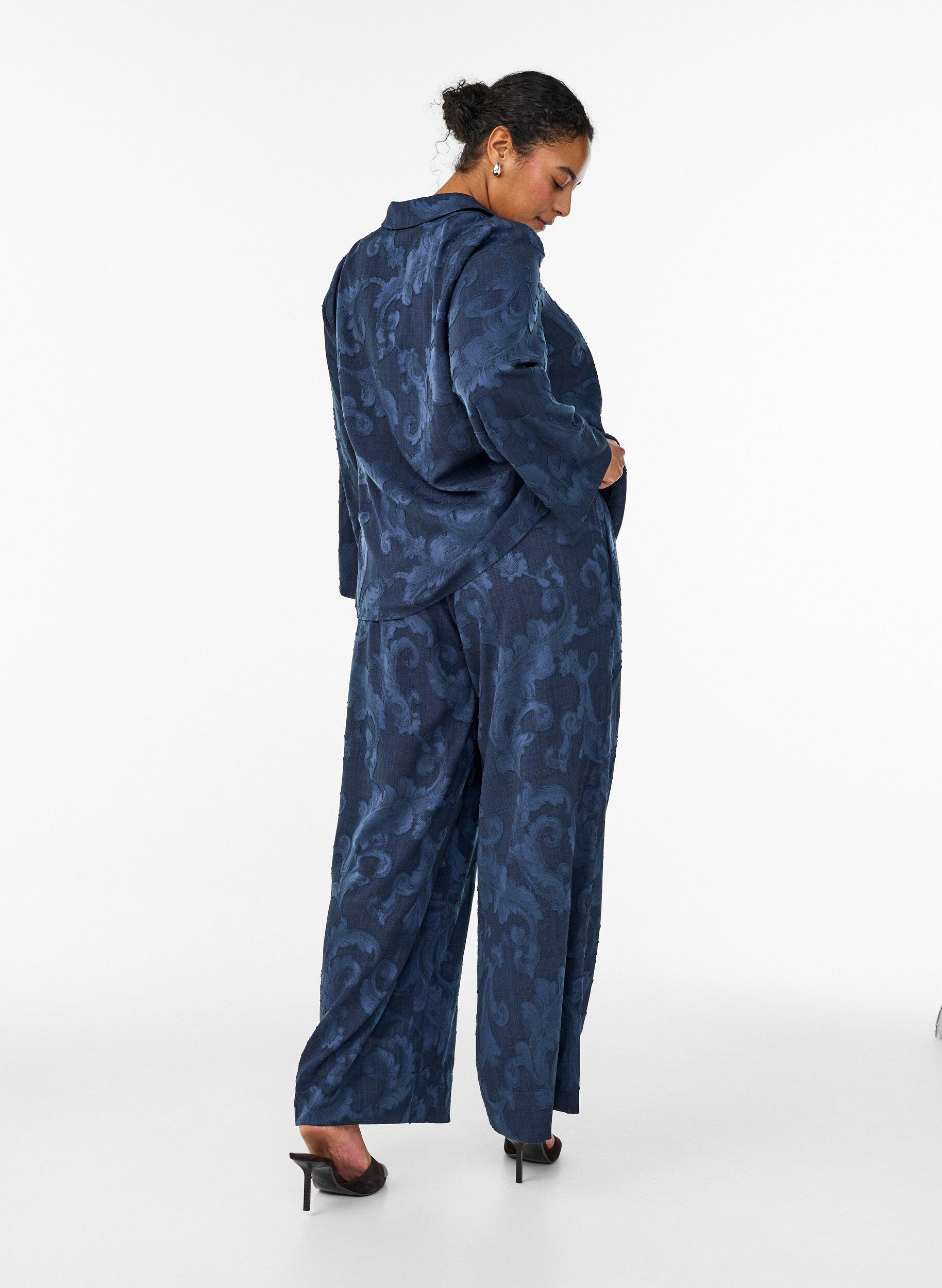 Zizzi Lockere Hose mit strukturiertem Ton-in-Ton-Muster, Blau, Model image number 1