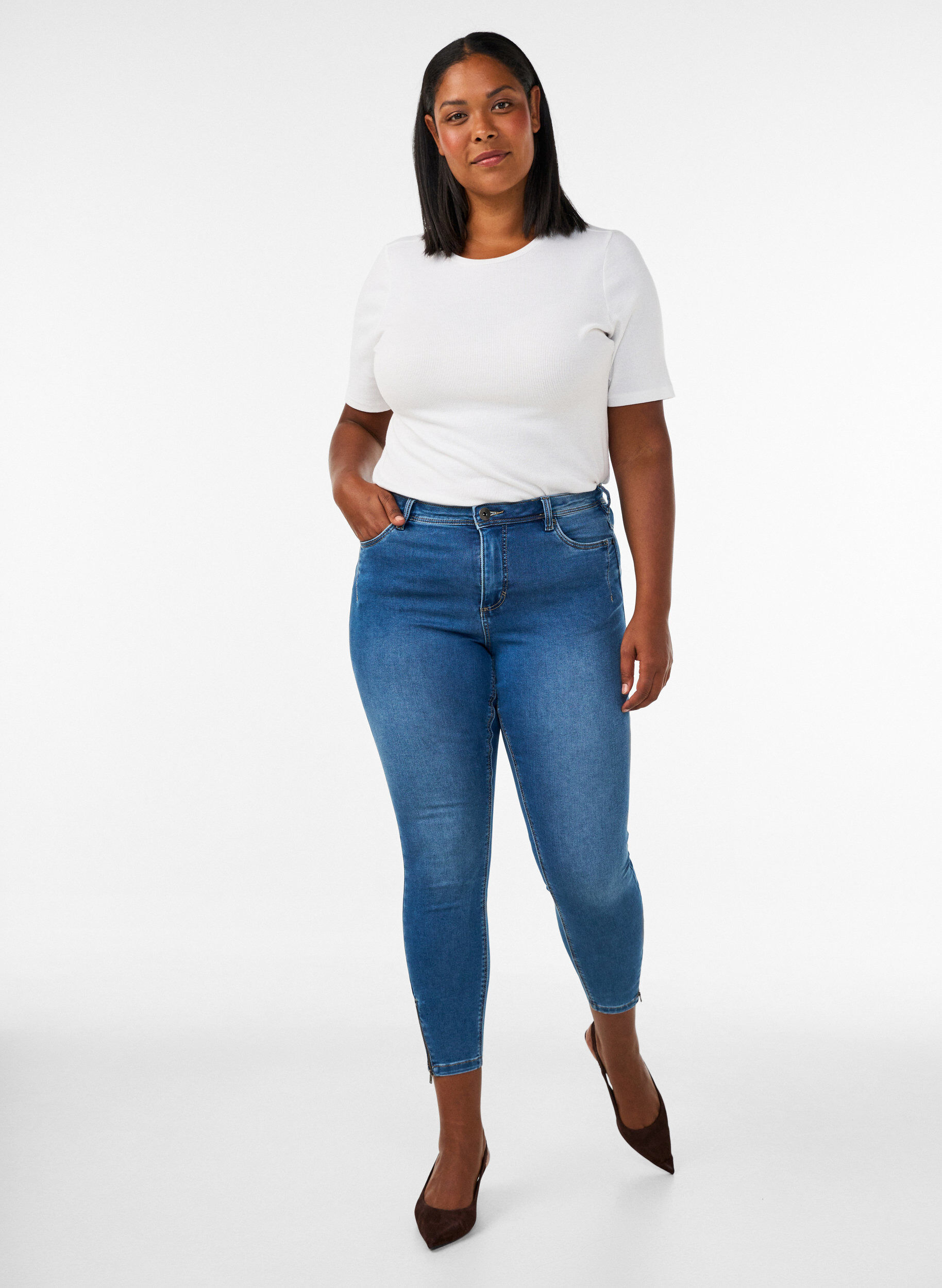 Kurze Amy Jeans mit Rei&szlig;verschlussdetail., Blau, Model