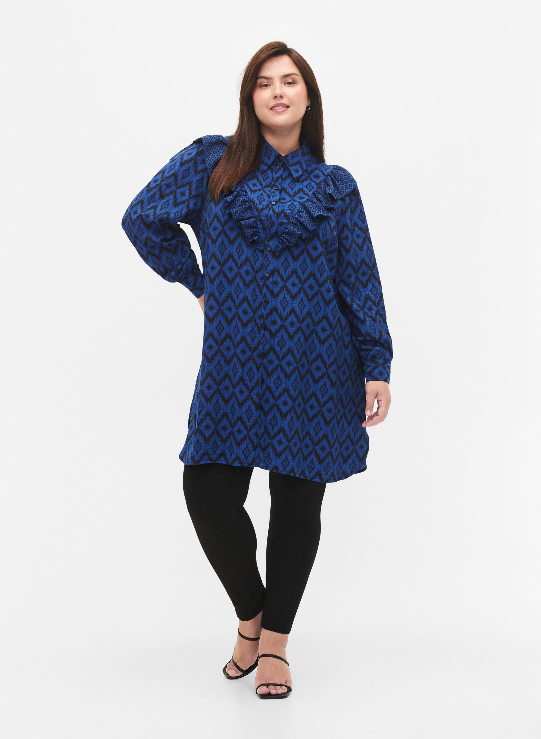 Zizzi Langer Viskose-Shirt mit Druck und R&uuml;schen, True blue w. Black, Model image number 2