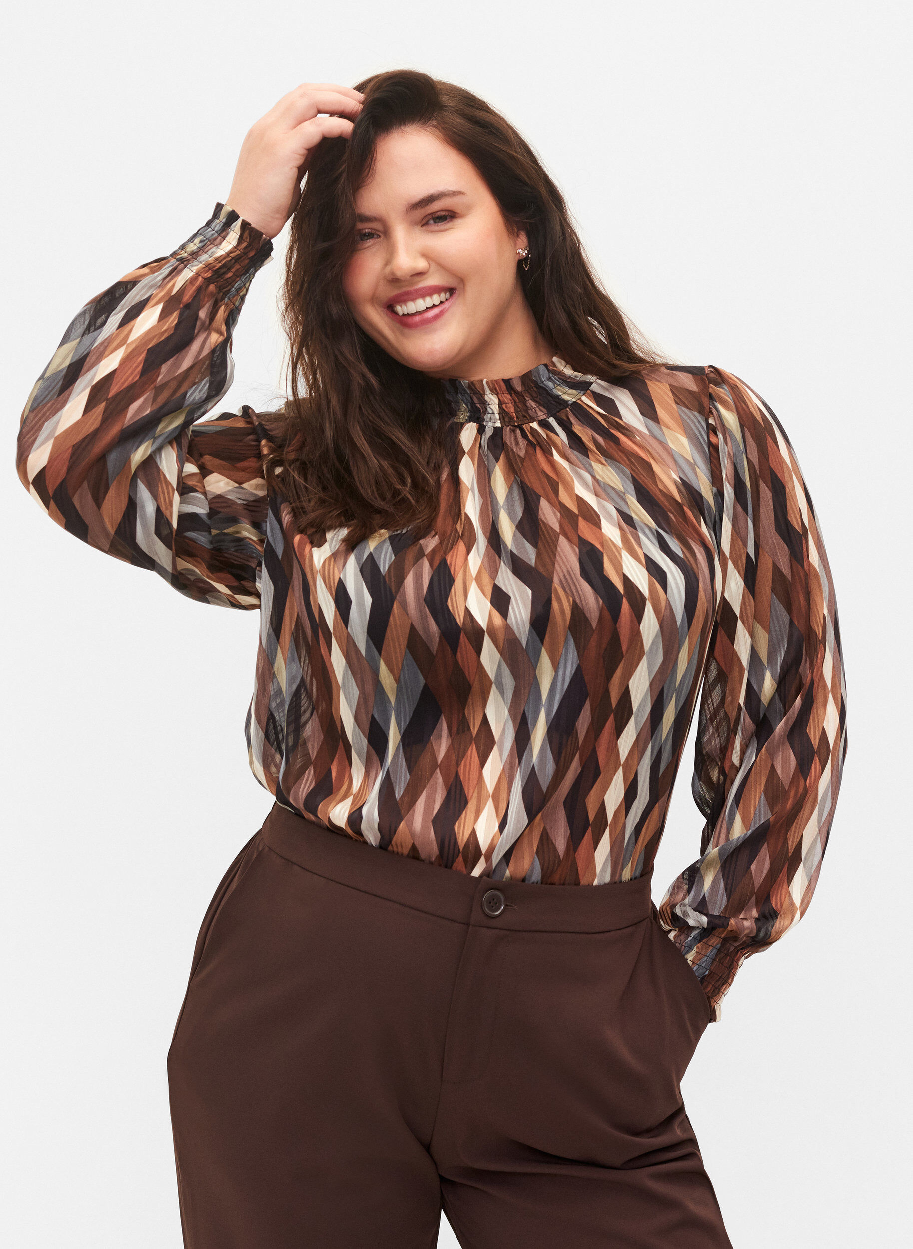 Zizzi Bedruckte Bluse mit Smock, Earthy Zig Zag, Model image number 0