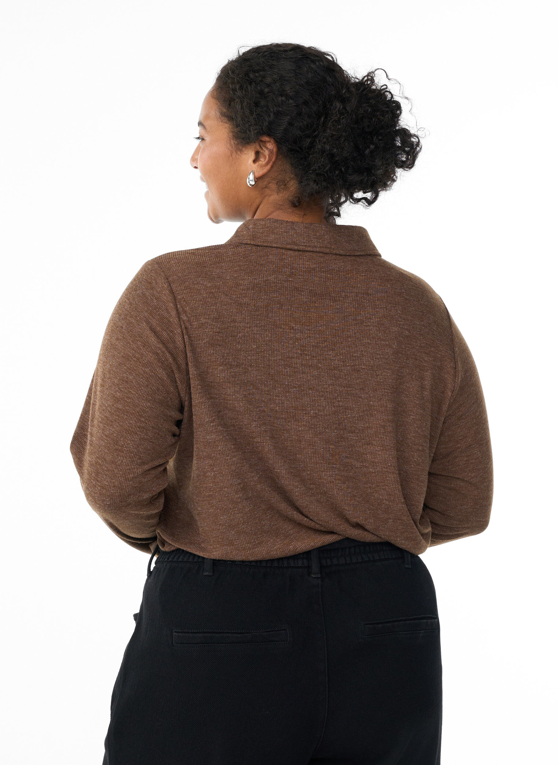 Zizzi Lang&auml;rmliges Poloshirt aus dehnbarem Rippmaterial, Braun, Model image number 2