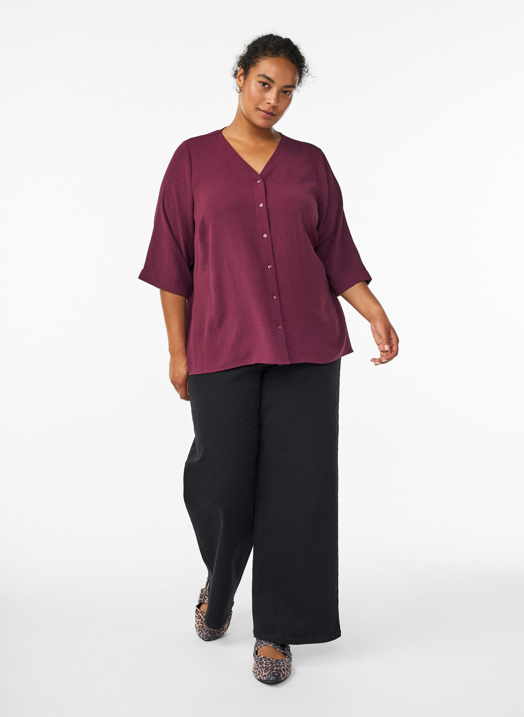 Zizzi FLASH &ndash; Bluse mit V-Ausschnitt und 3/4-&Auml;rmeln, Dunkles Bordeaux, Model image number 1