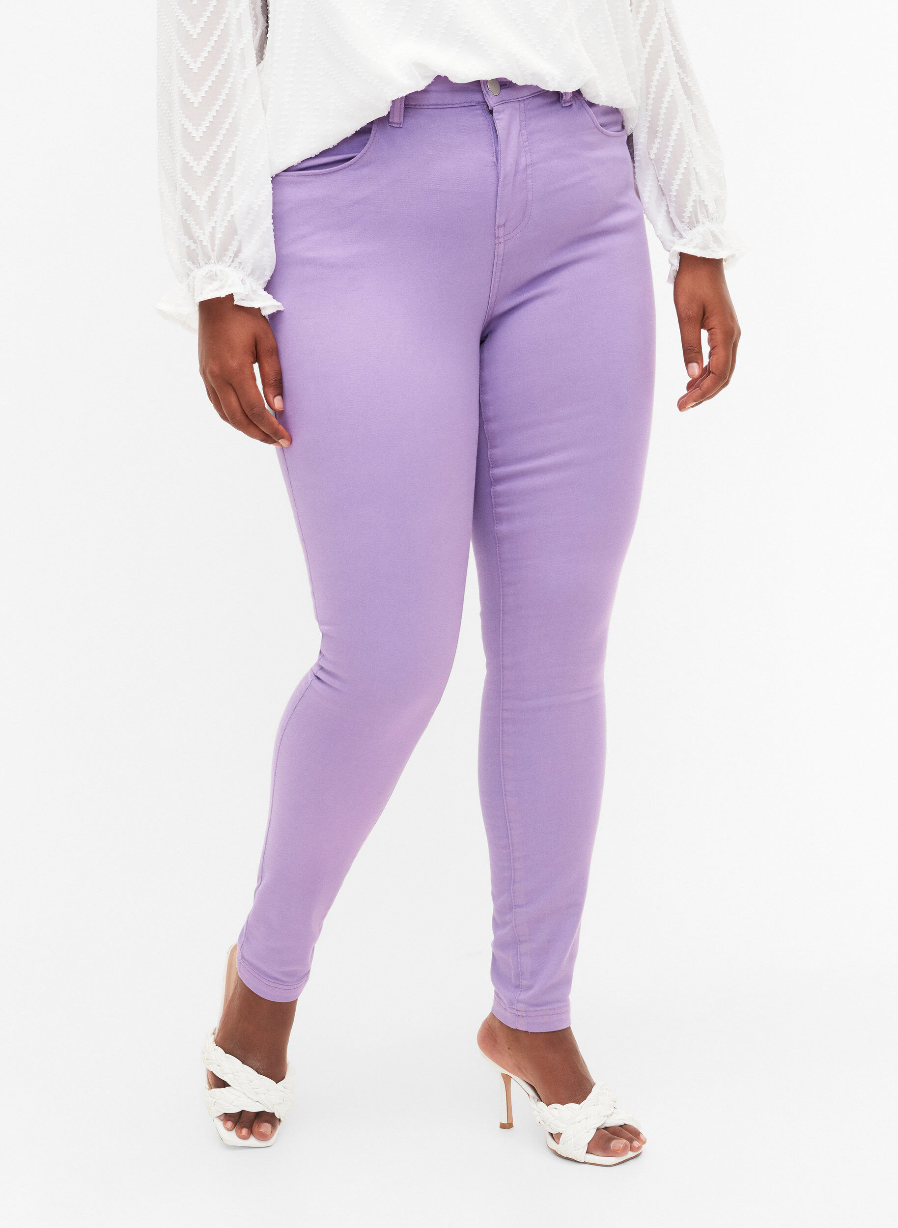 Zizzi Hochtaillierte Amy jeans in Super Slim Fit, Chalk Violet, Model image number 2