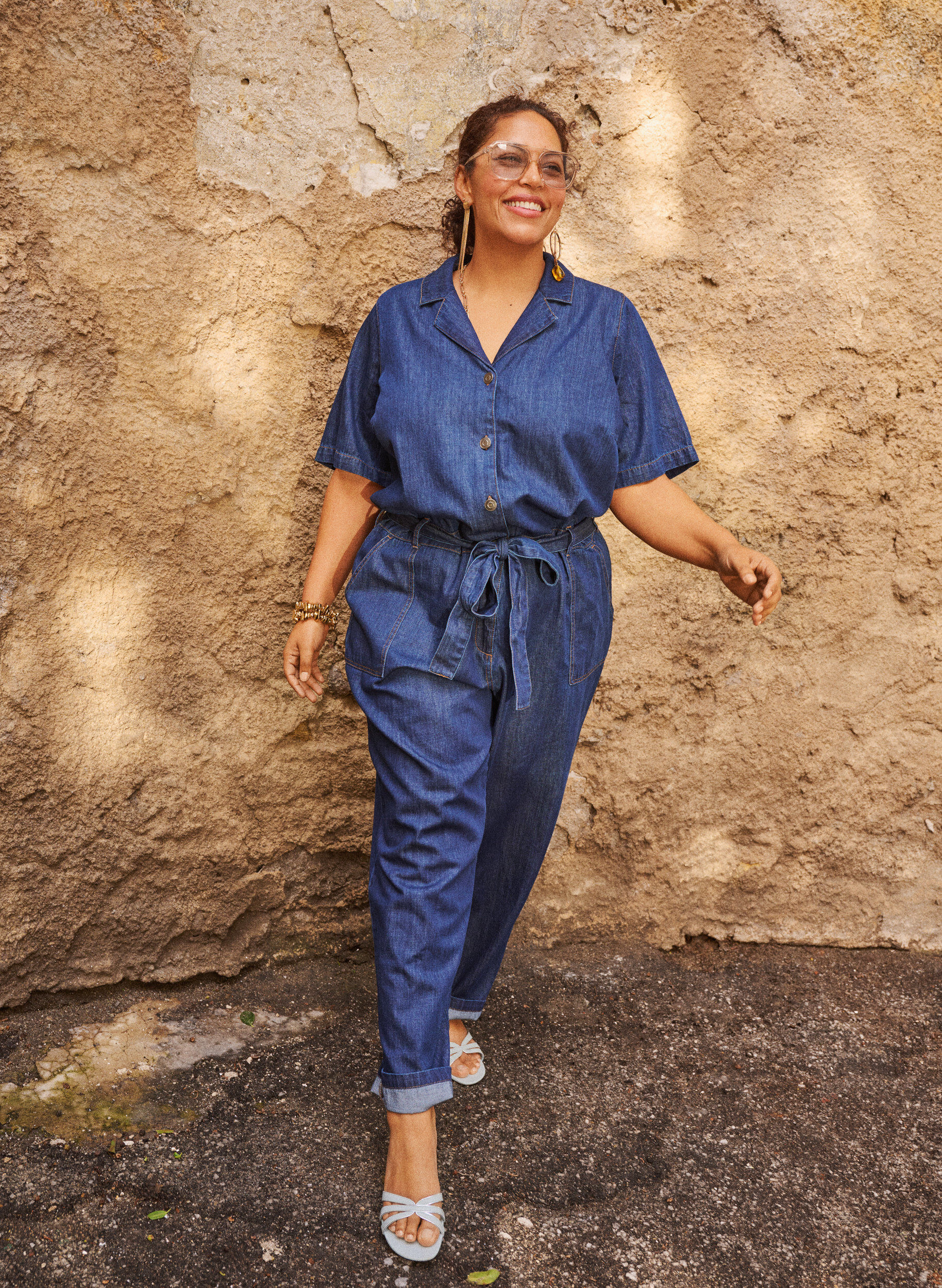 Zizzi Denim-Jumpsuit mit kurzen &Auml;rmeln und Bindeg&uuml;rtel, Blau, Image image number 0
