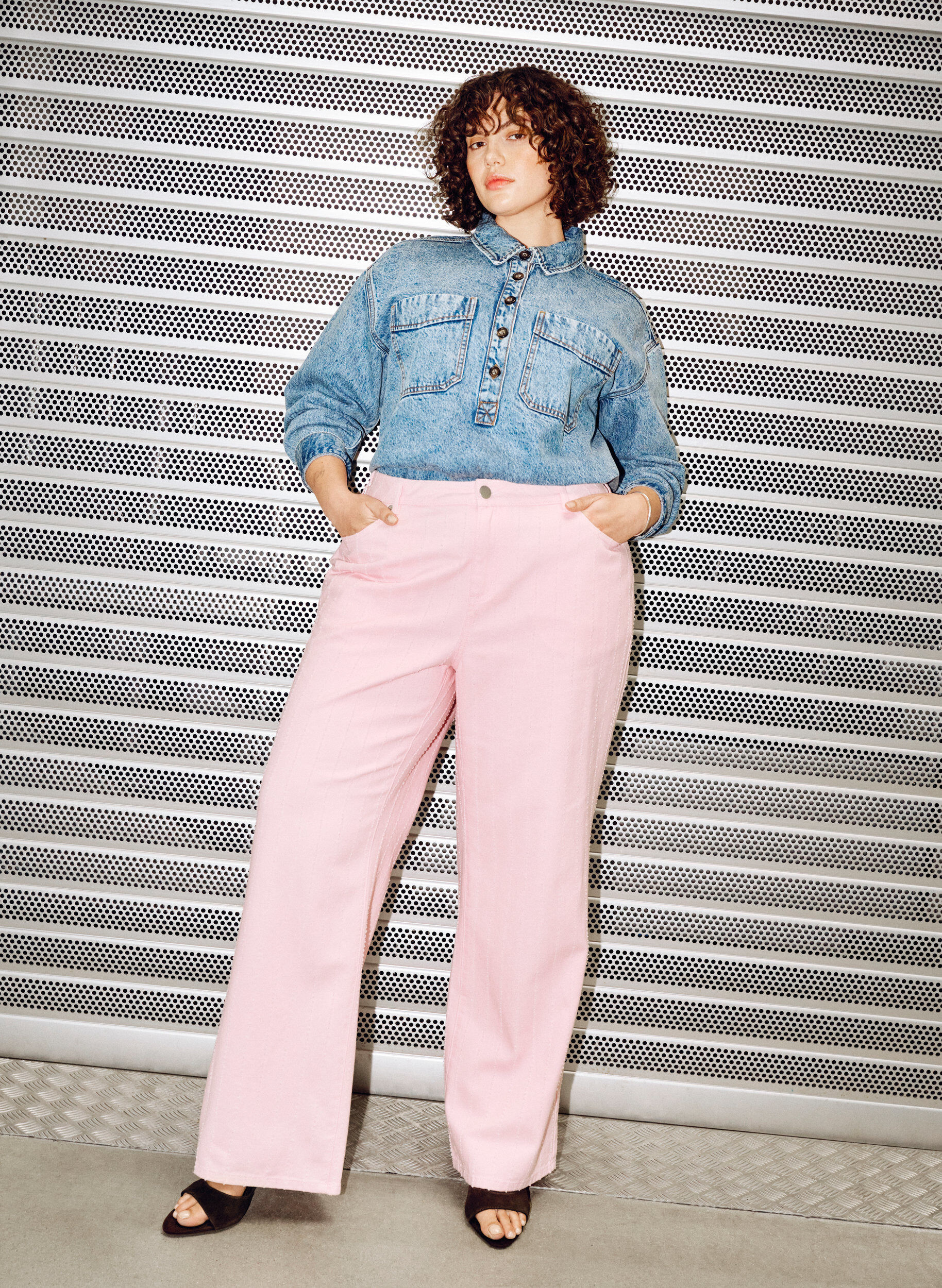 Zizzi Myra Jeans aus farbigem Denim mit weiter Passform und strukturiertem Muster, Rot, Image image number 0