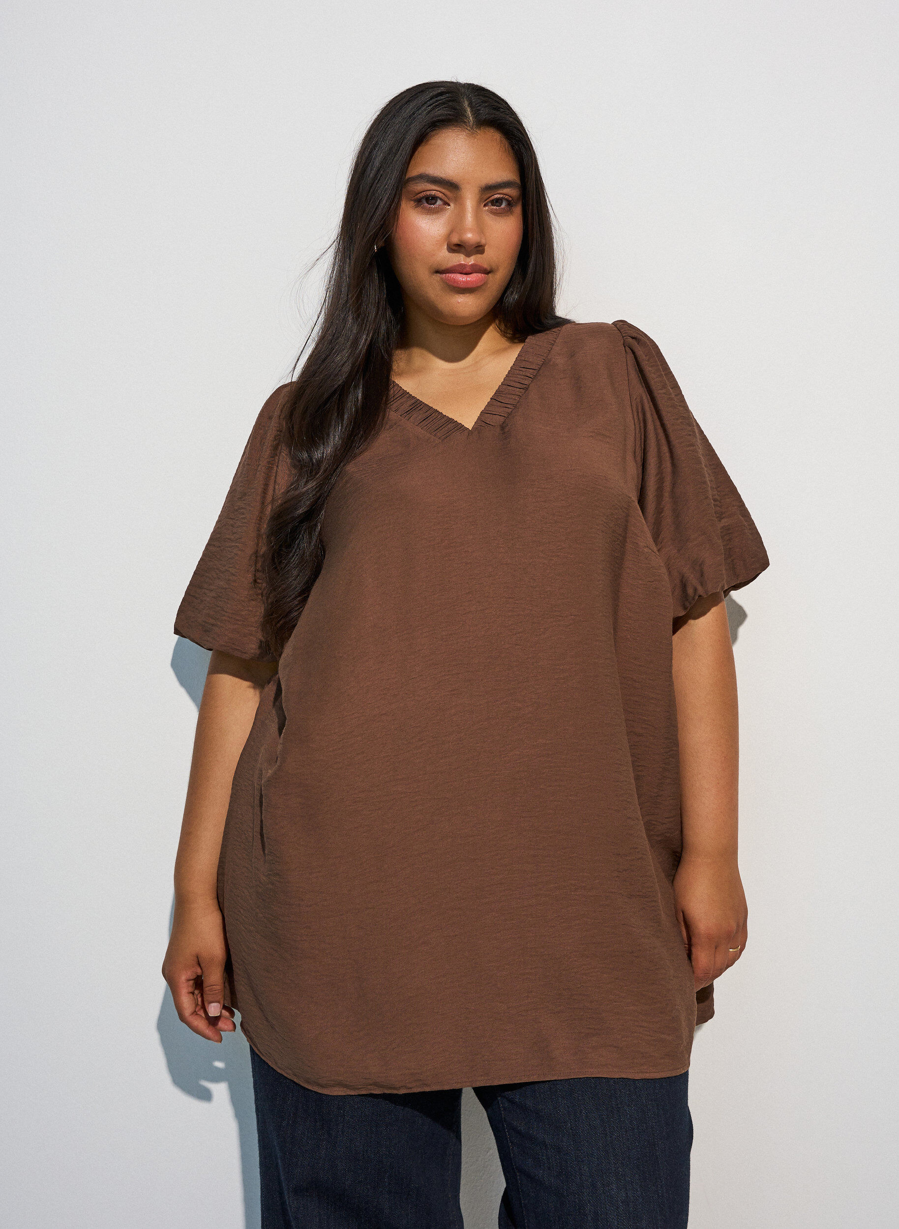 Tunika mit Ballon&auml;rmeln und V-Ausschnitt, Braun, Model