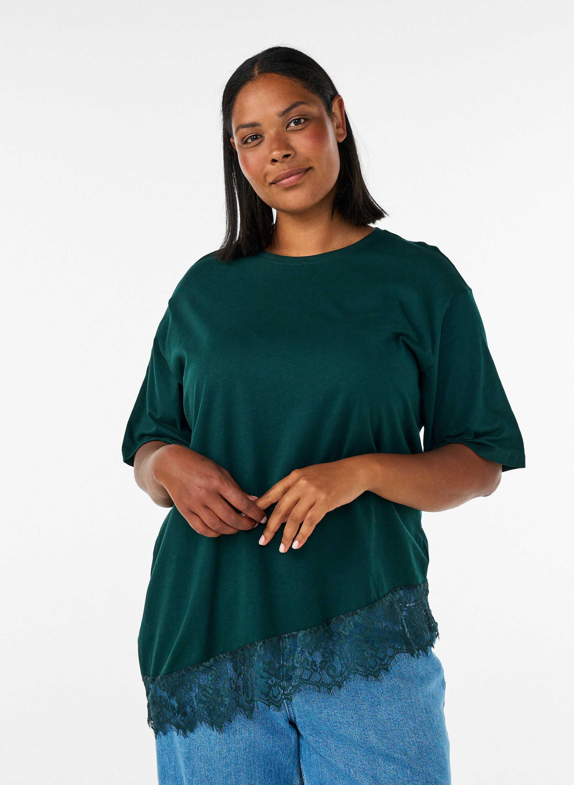 T-Shirt mit asymmetrischem Spitzensaum, Gr&uuml;n, Model