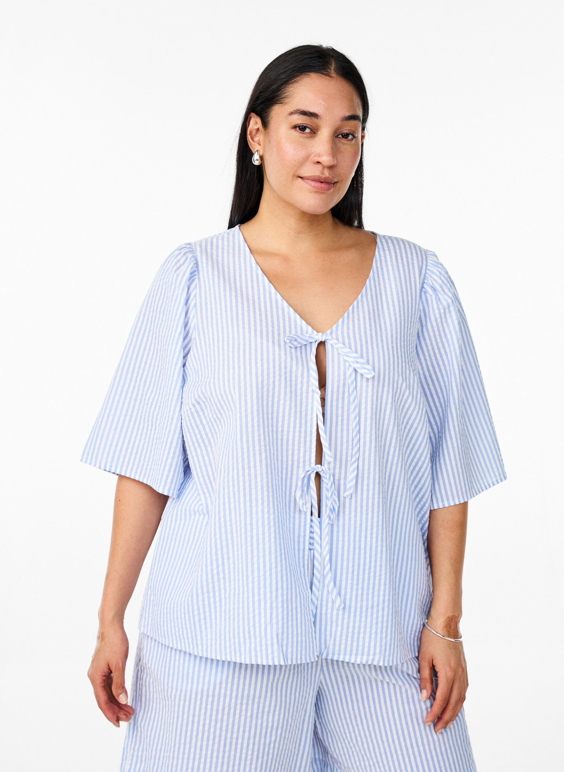 Zizzi FLASH - Gestreifte Bluse mit Schleifen, Blau, Model image number 0