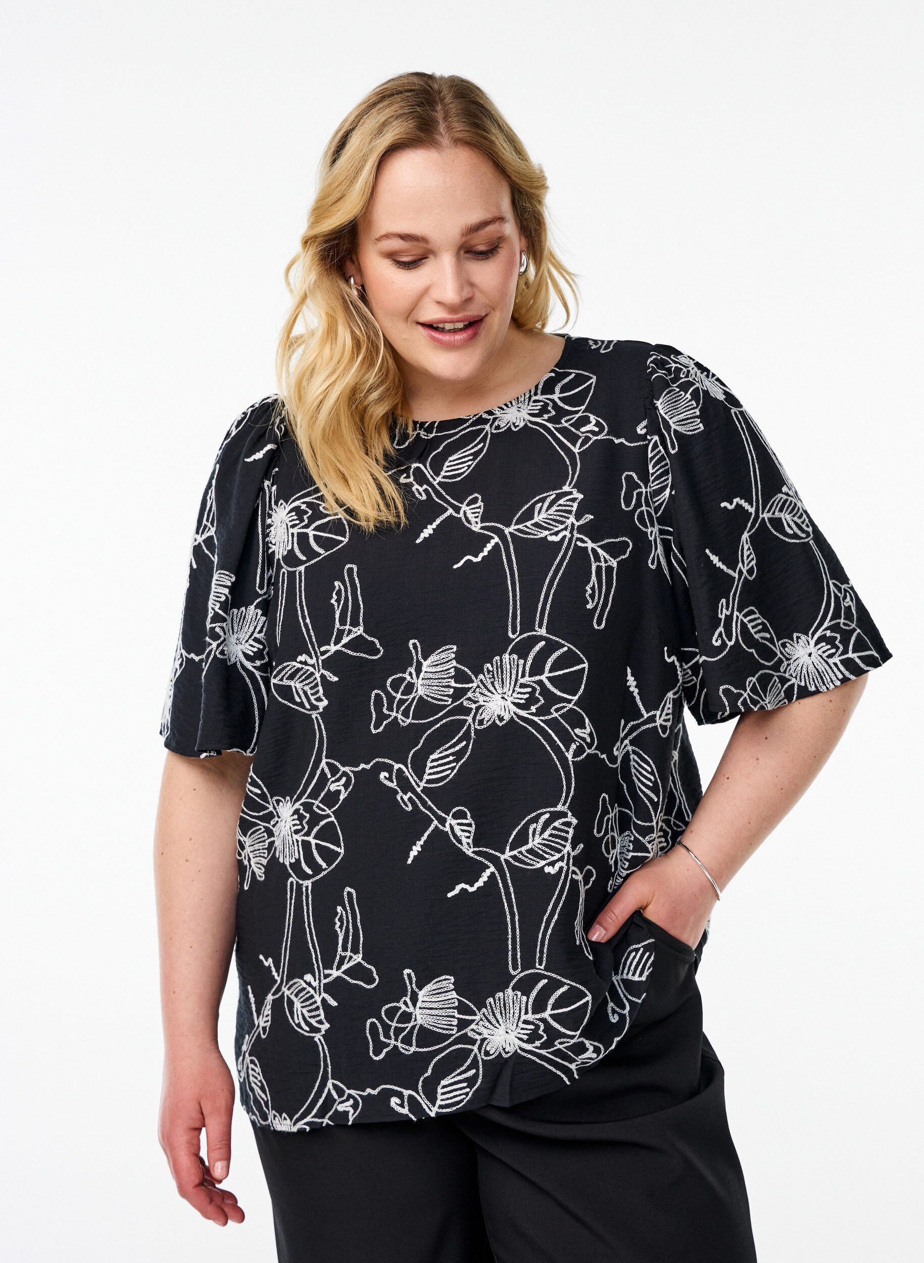 Kurz&auml;rmelige Bluse mit Stickmuster, Schwarz, Model