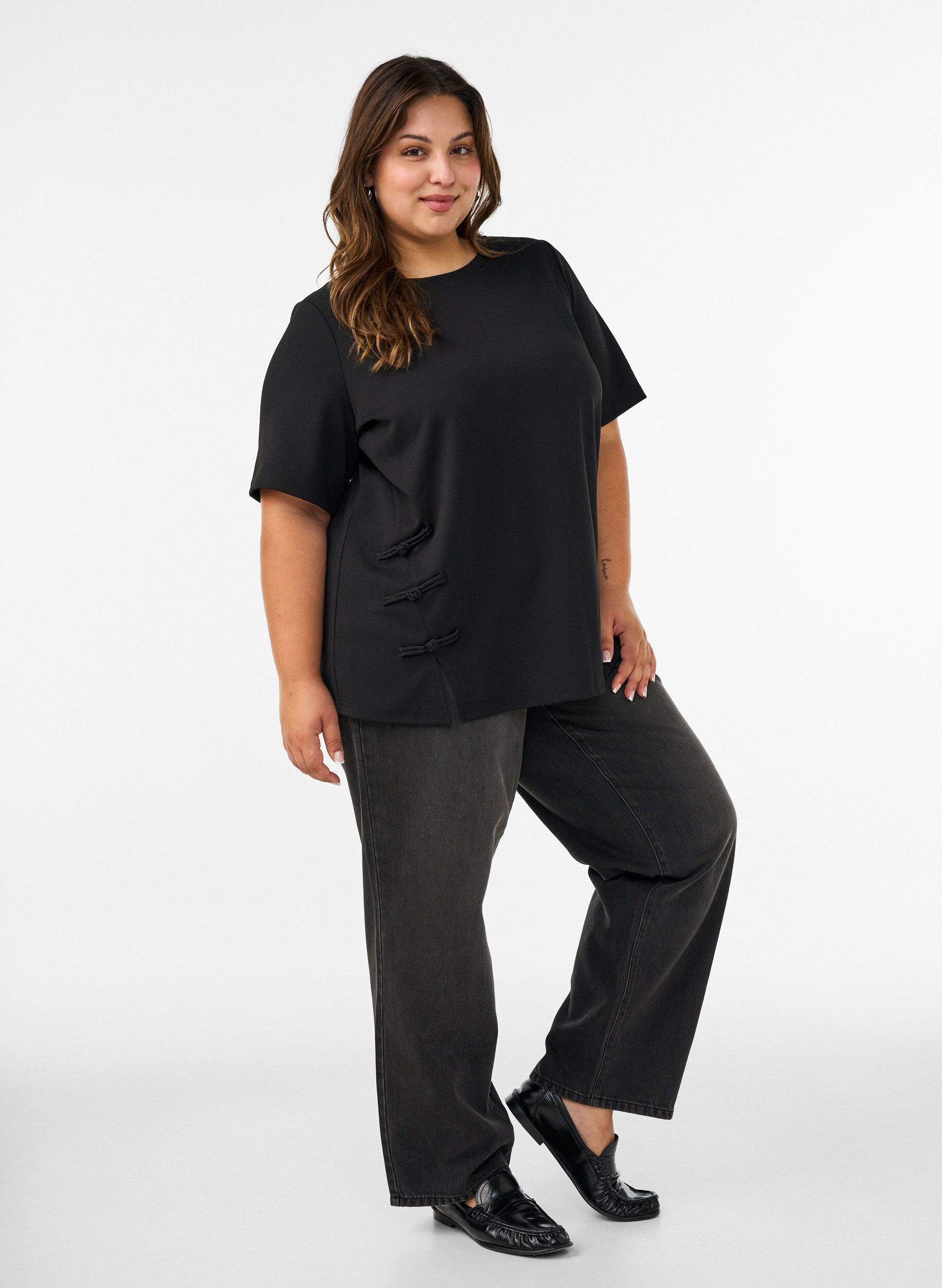 ZizziT-Shirt mit Schlitzen und dekorativen Knotenverschl&uuml;ssen, Schwarz, Model image number 1