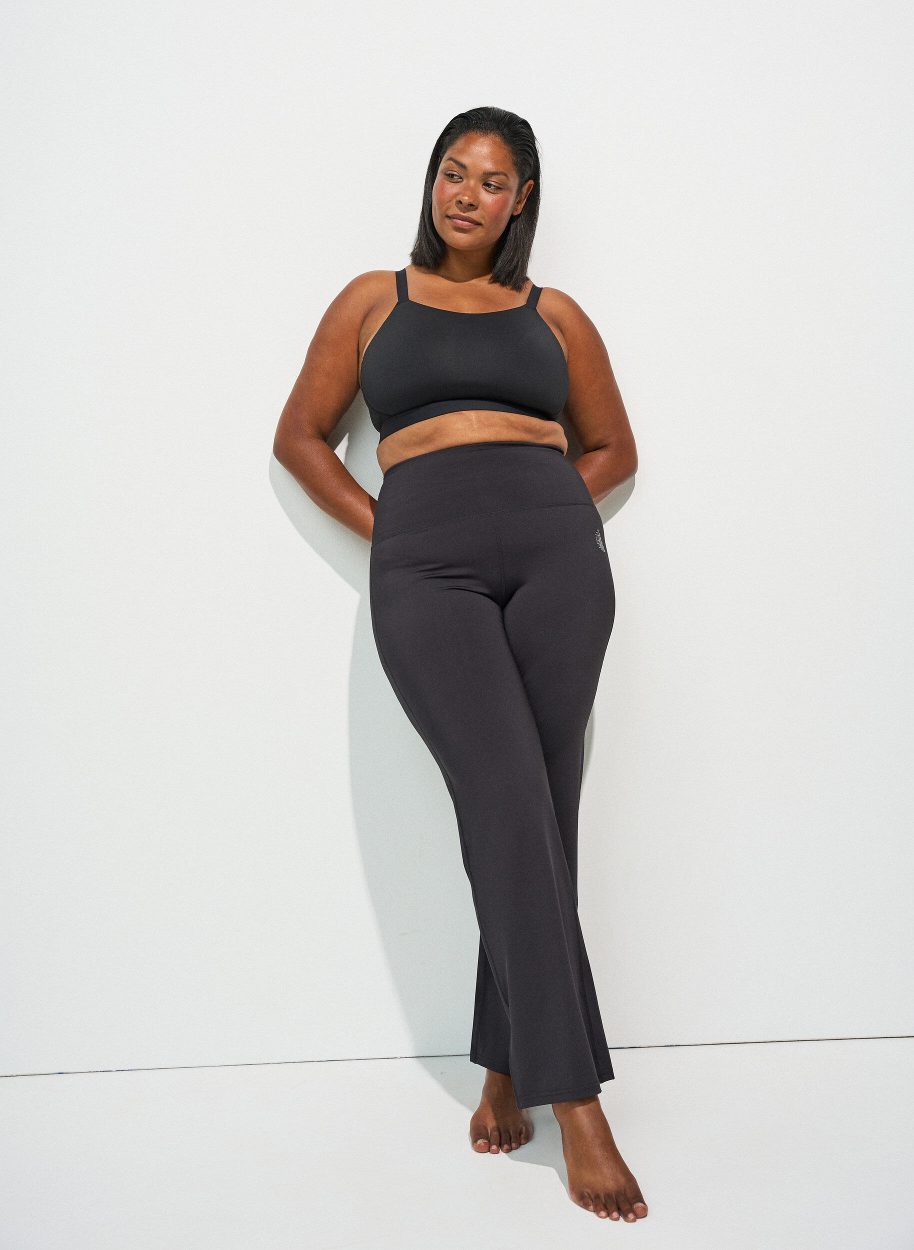 ZizziAusgestellte Trainingshose mit hoher Taille, Schwarz, Model image number 1