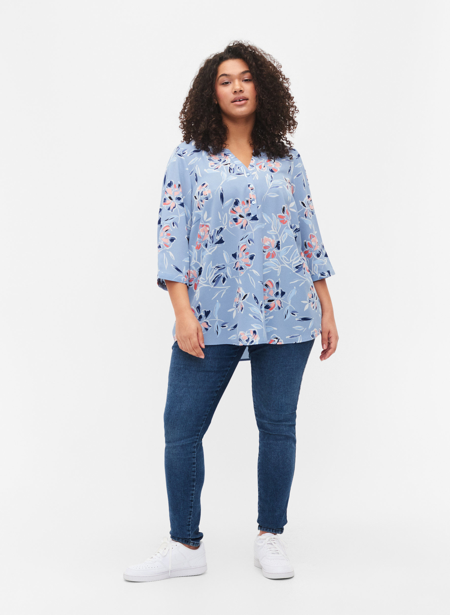 Zizzi Gepunktete Bluse mit 3/4-&Auml;rmeln , Outline Flower, Model image number 1