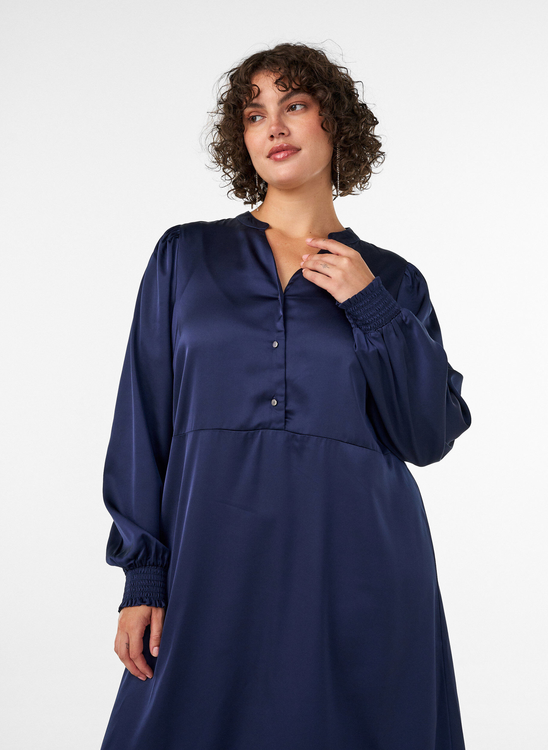 ZizziSatinkleid mit langen &Auml;rmeln und V-Ausschnitt, Blau, Model image number 2