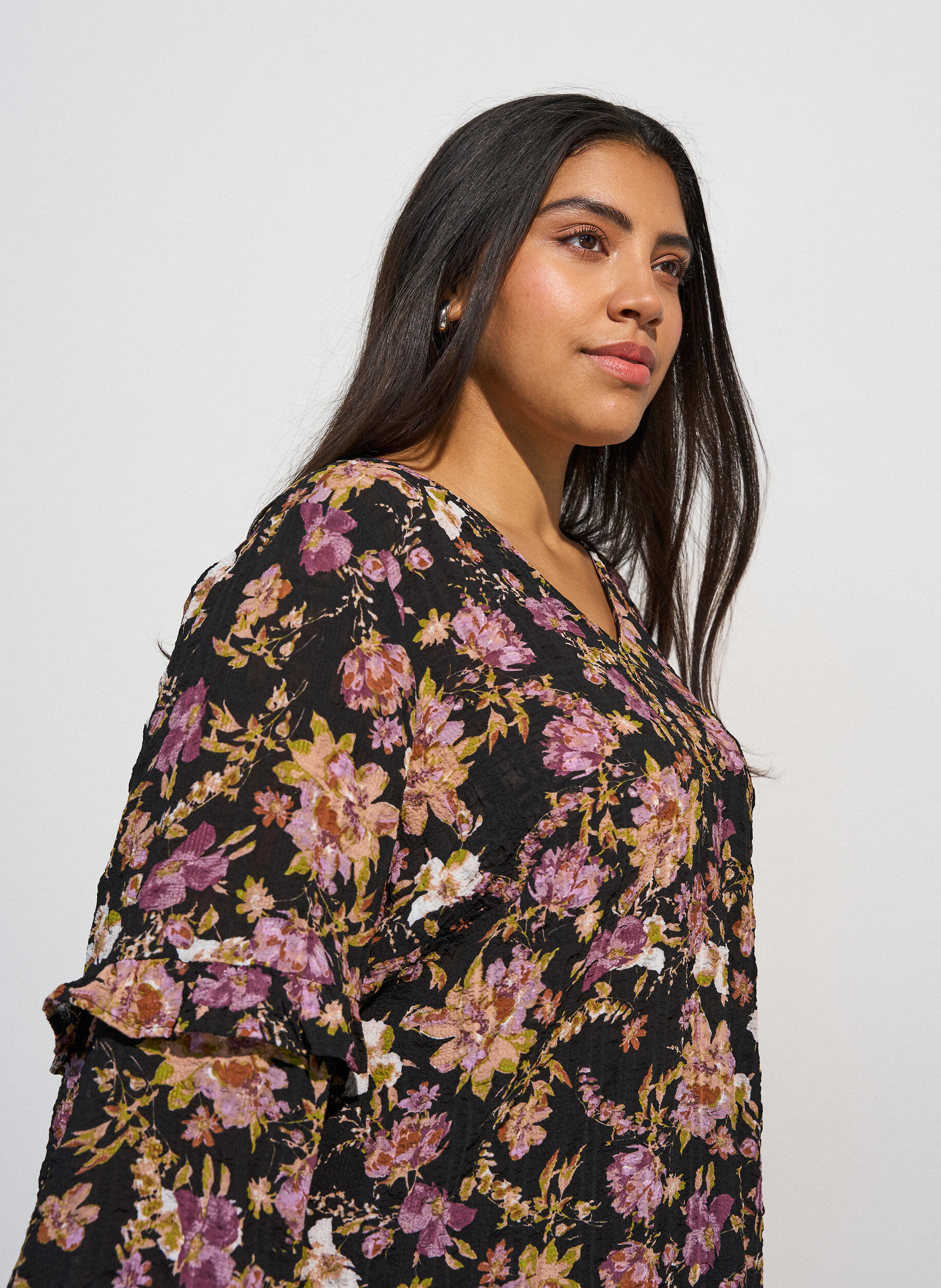 ZizziBluse mit Blumenprint und R&uuml;schendetails, Schwarz, Model image number 3