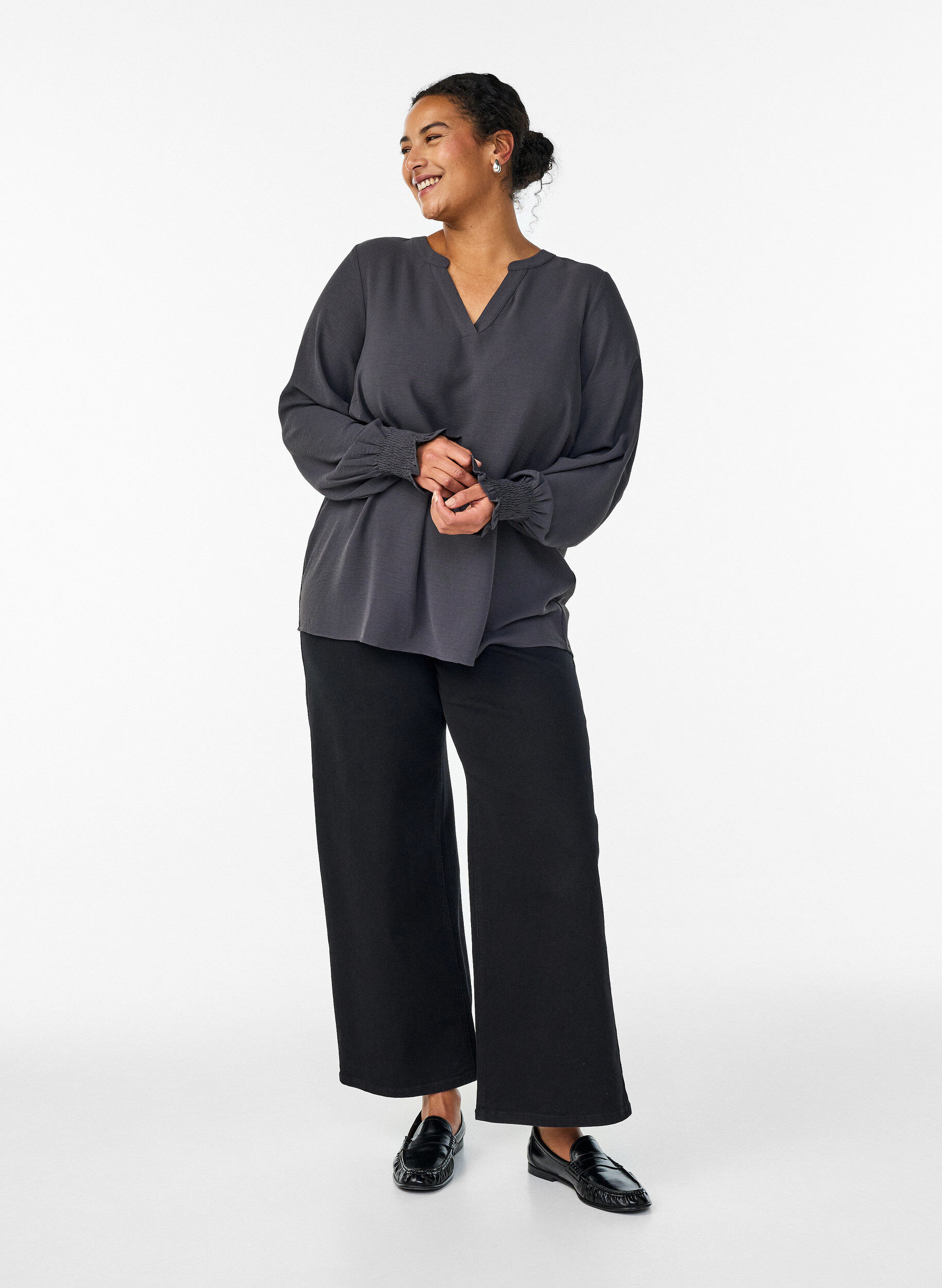 Zizzi Bluse mit Smockb&uuml;ndchen und V-Ausschnitt, Grau, Model image number 1