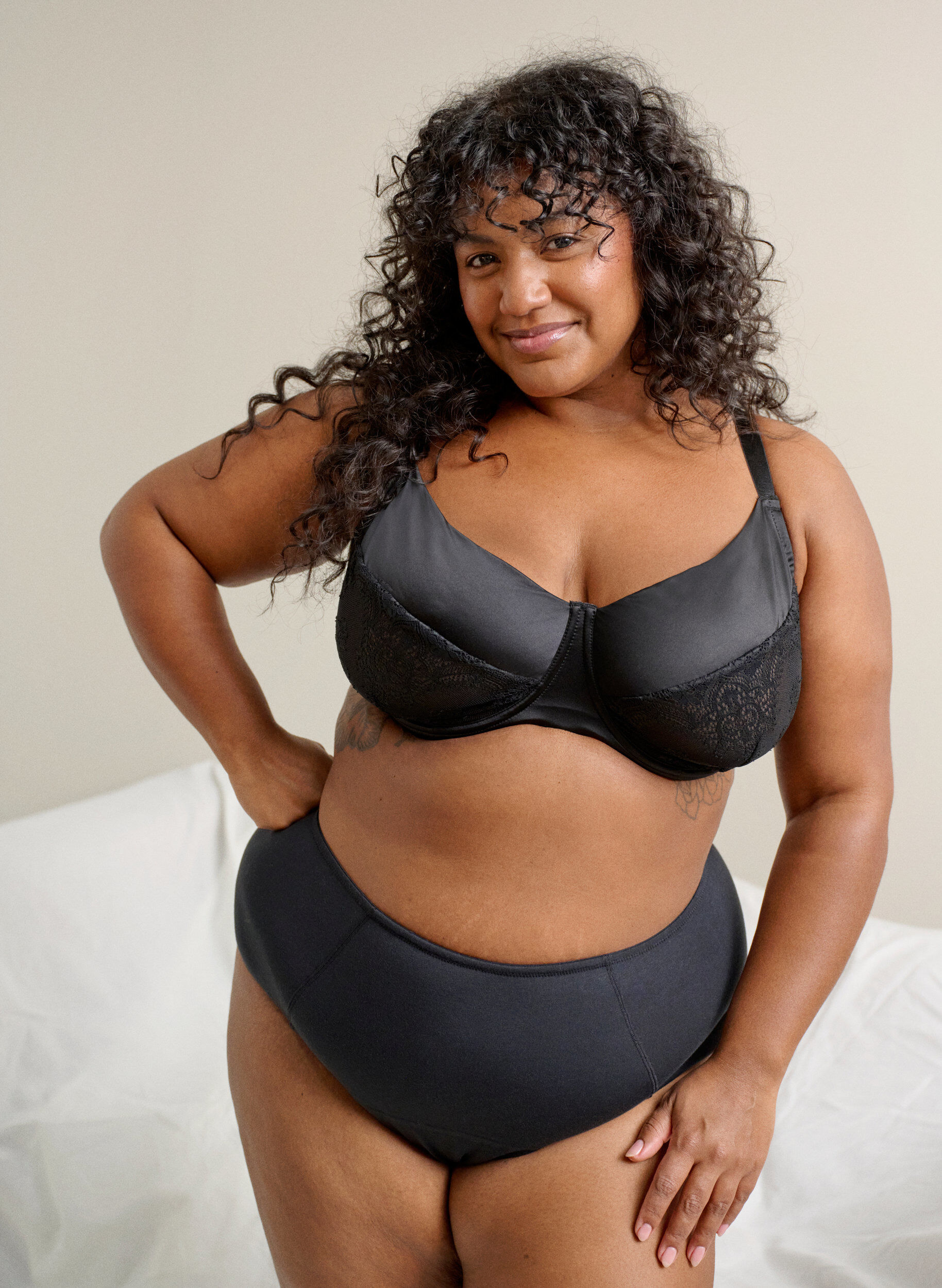 Zizzi Vollschalen-BH mit Spitze und Mikrofaser, Schwarz, Image image number 0