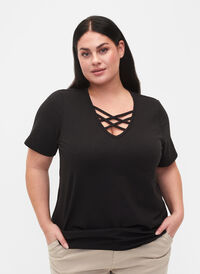 T-Shirt mit V-Ausschnitt und Kreuzdetails, Black, Model