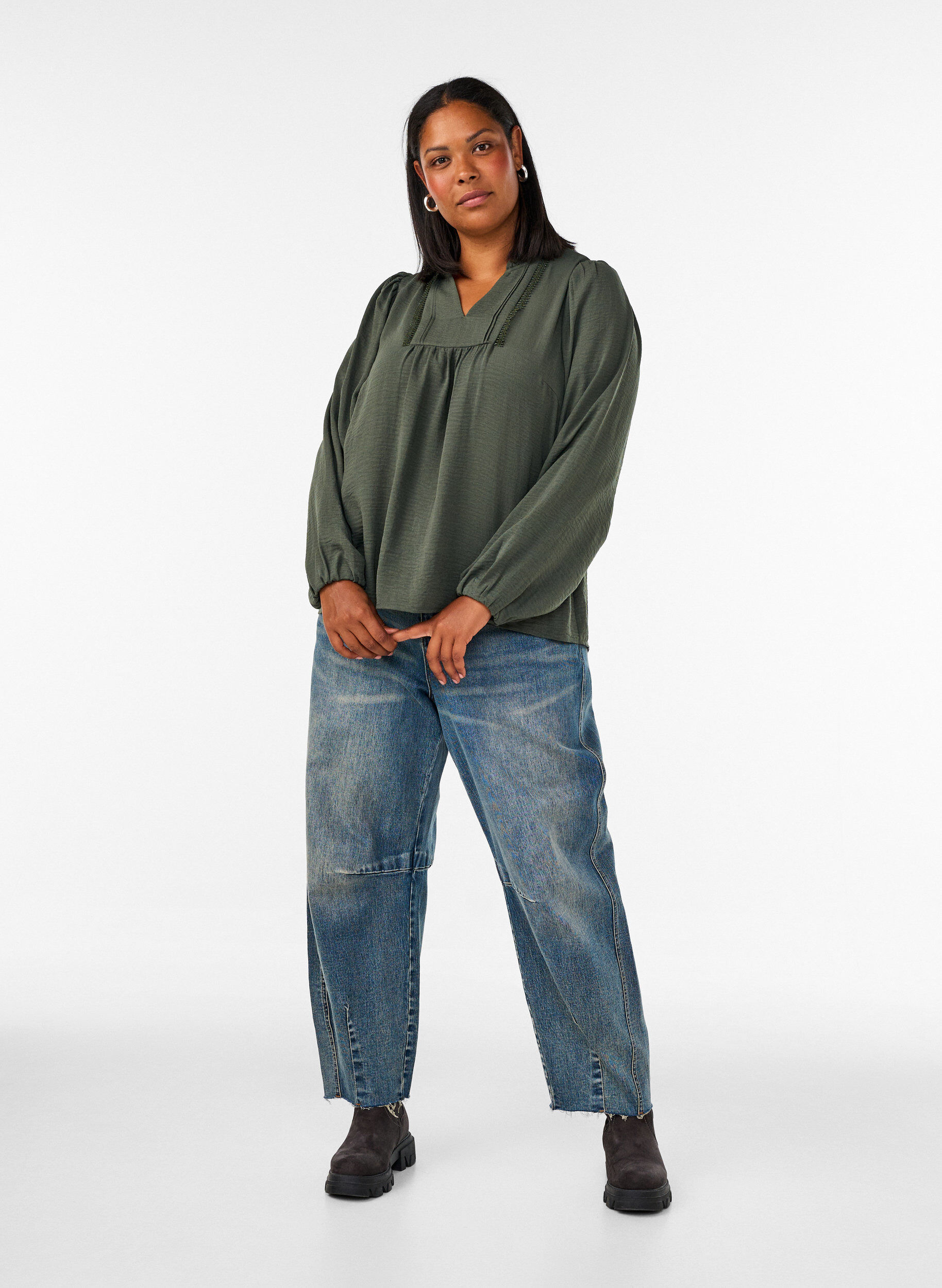 ZizziBluse mit V-Ausschnitt und H&auml;kelband, Gr&uuml;n, Model image number 1
